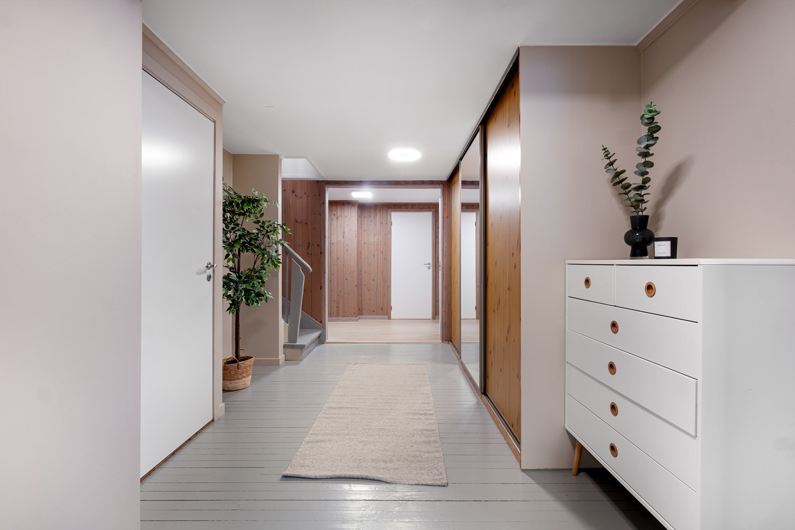 Hallen er utstyrt med en praktisk skyvedørsgarderobe - perfekt for lagring av yttertøy og sko Galleribilde