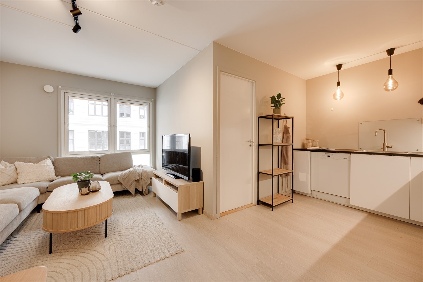 Stuen oppleves romslig og luftig, med store vindusflater som slipper inn rikelig med naturlig lys. Galleribilde