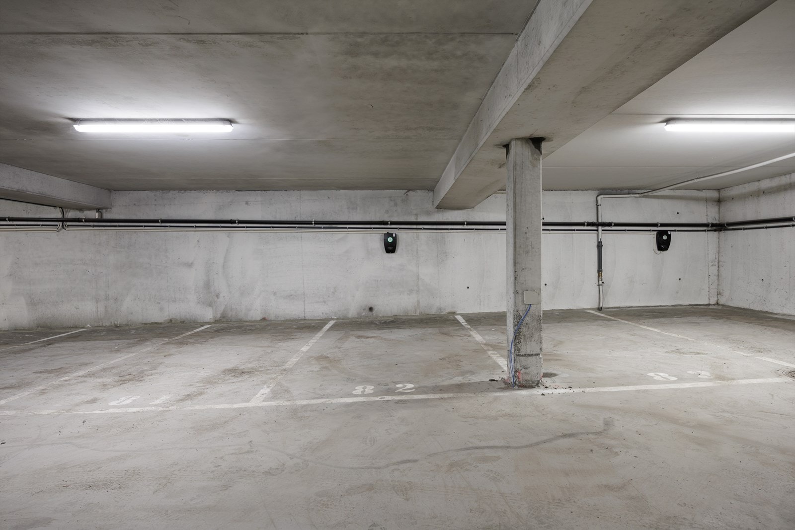 Garasjeplass med elbillader og heis rett inn, gjør hverdagen enkel. Galleribilde