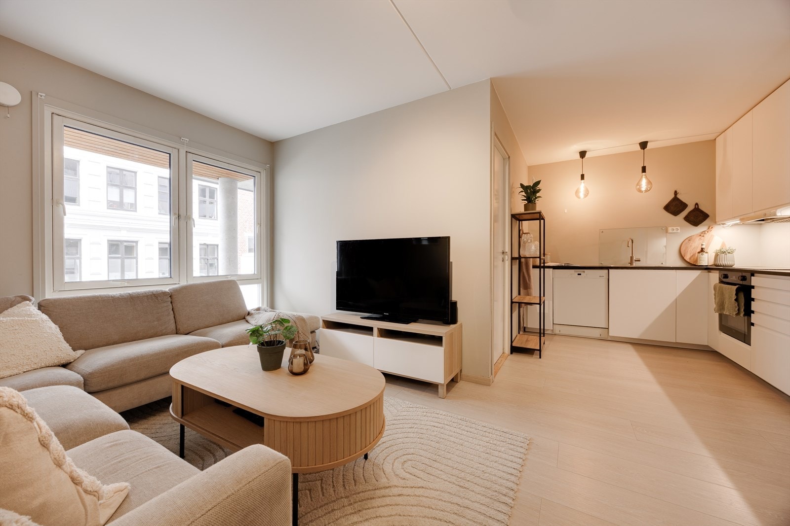 Eiriks Gate 8- En delikat og lys 3-roms selveier i høy 1. etasje med moderne standard og åpen stue- og kjøkkenløsning. Store vindusflater gir en luftig atmosfære, to gode soverom og praktisk bod. Galleribilde