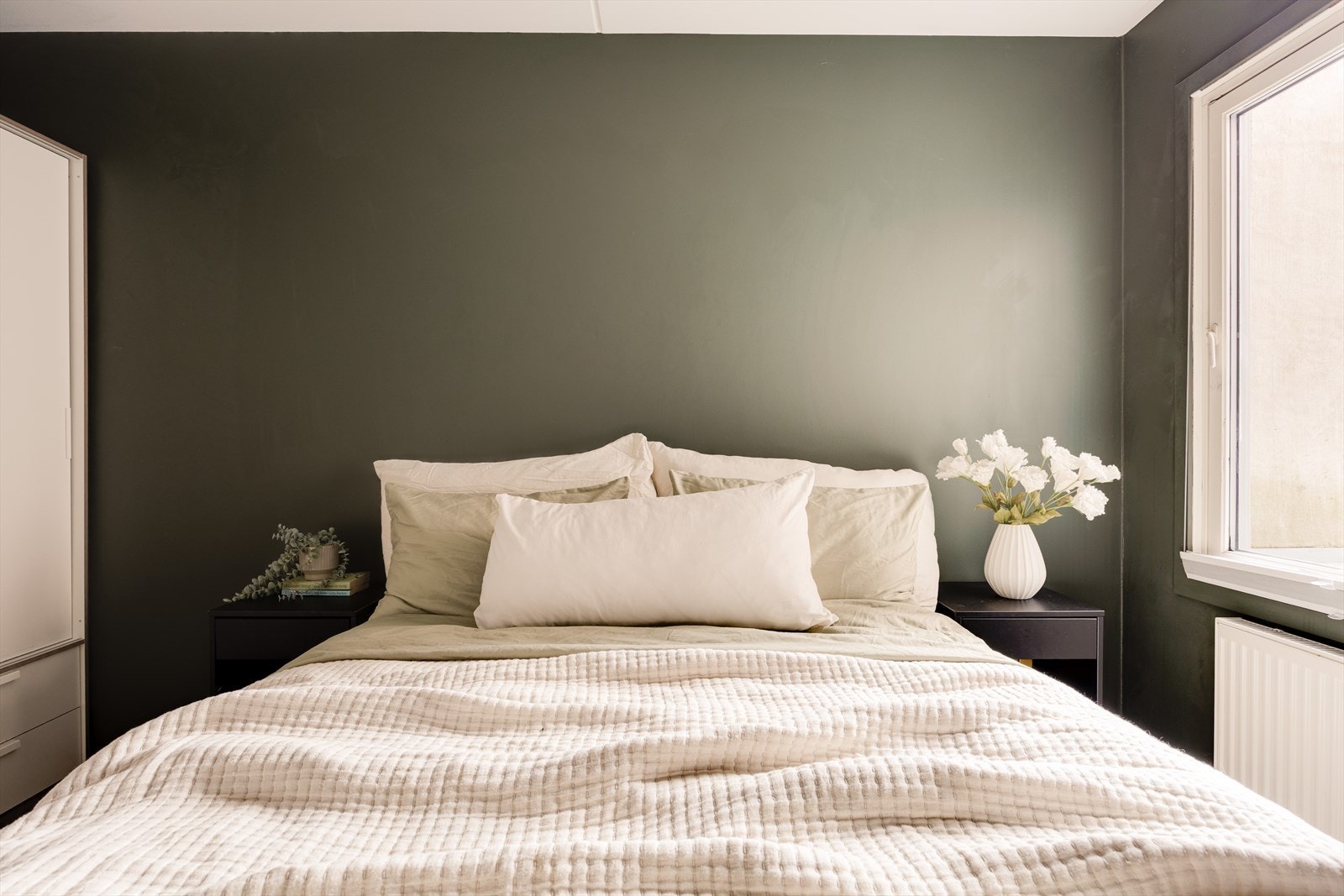 Duse grønne overflater og vindu som slipper inn godt med dagslys gir rommet en behagelig og rolig atmosfære. Galleribilde