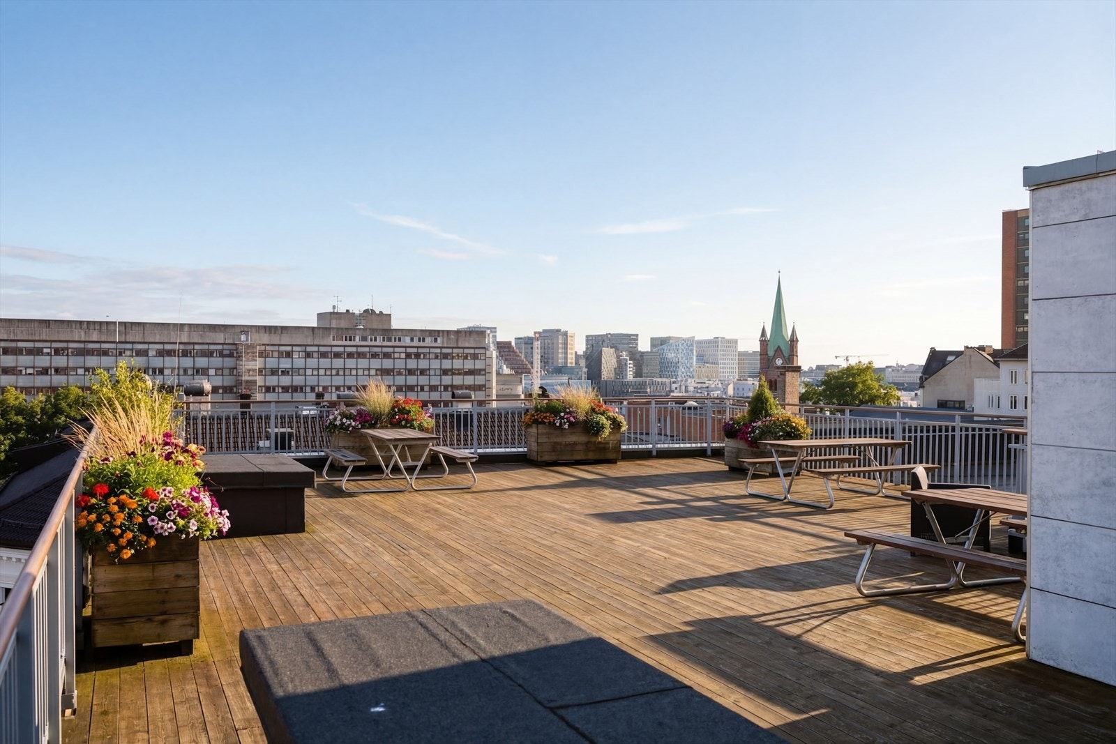 Samtidig får du fred og ro i et veletablert bomiljø med flott felles takterrasse og hyggelig bakgård (AI redigert). Galleribilde