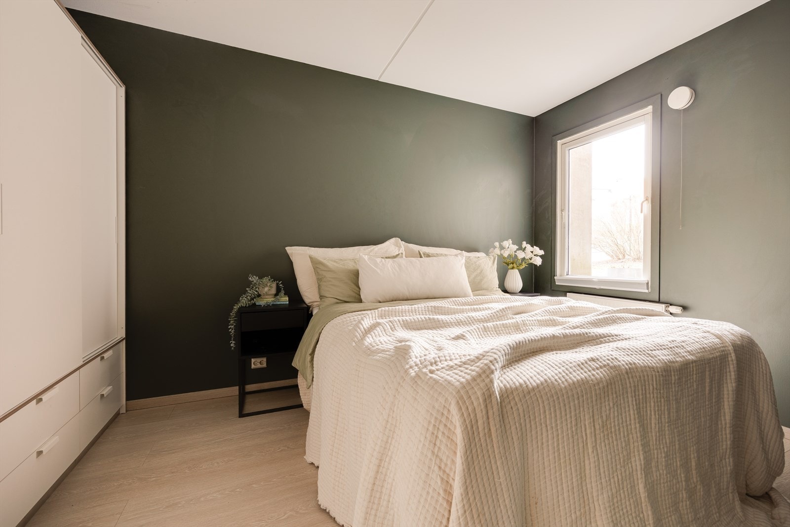 Hovedsoverommet er romslig og har god plass til dobbeltseng, nattbord og garderobeløsning. Galleribilde