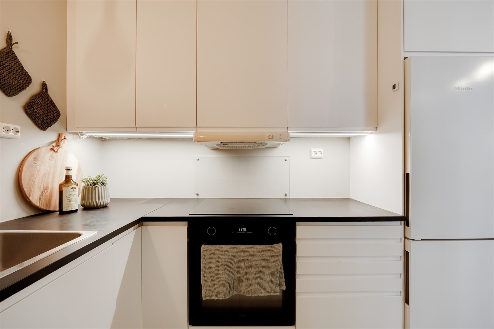 Induksjonstopp og stekeovn er integrert i innredningen (ny stekeovn fra 2023). Det er opplegg for oppvaskmaskin. Galleribilde