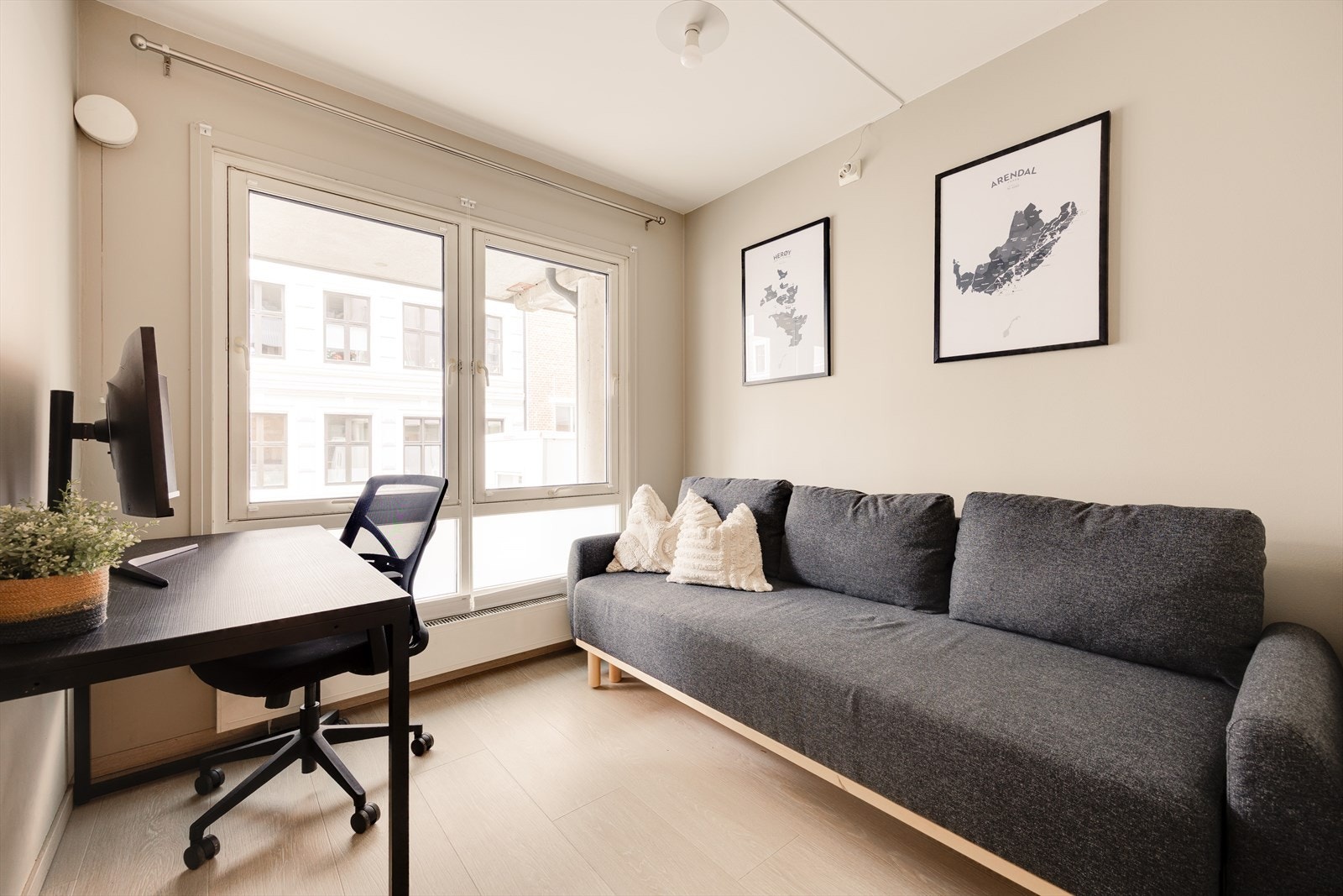 Boligen har et ekstra soverom som egner seg godt som barnerom, gjesterom eller hjemmekontor. Rommet har fine lysforhold og fleksible møbleringsmuligheter. Galleribilde