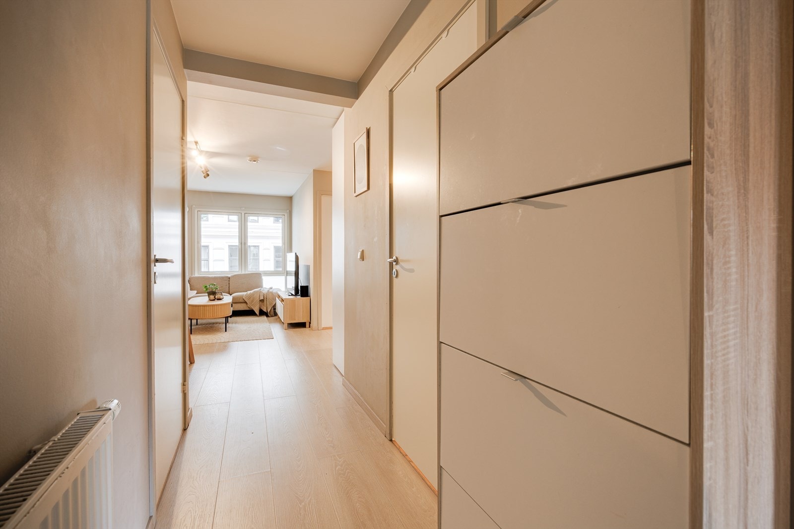 Det er god plass til garderobeløsning i enden for yttertøy og sko, og entréen gir en naturlig og praktisk adkomst videre til leilighetens øvrige rom. Galleribilde