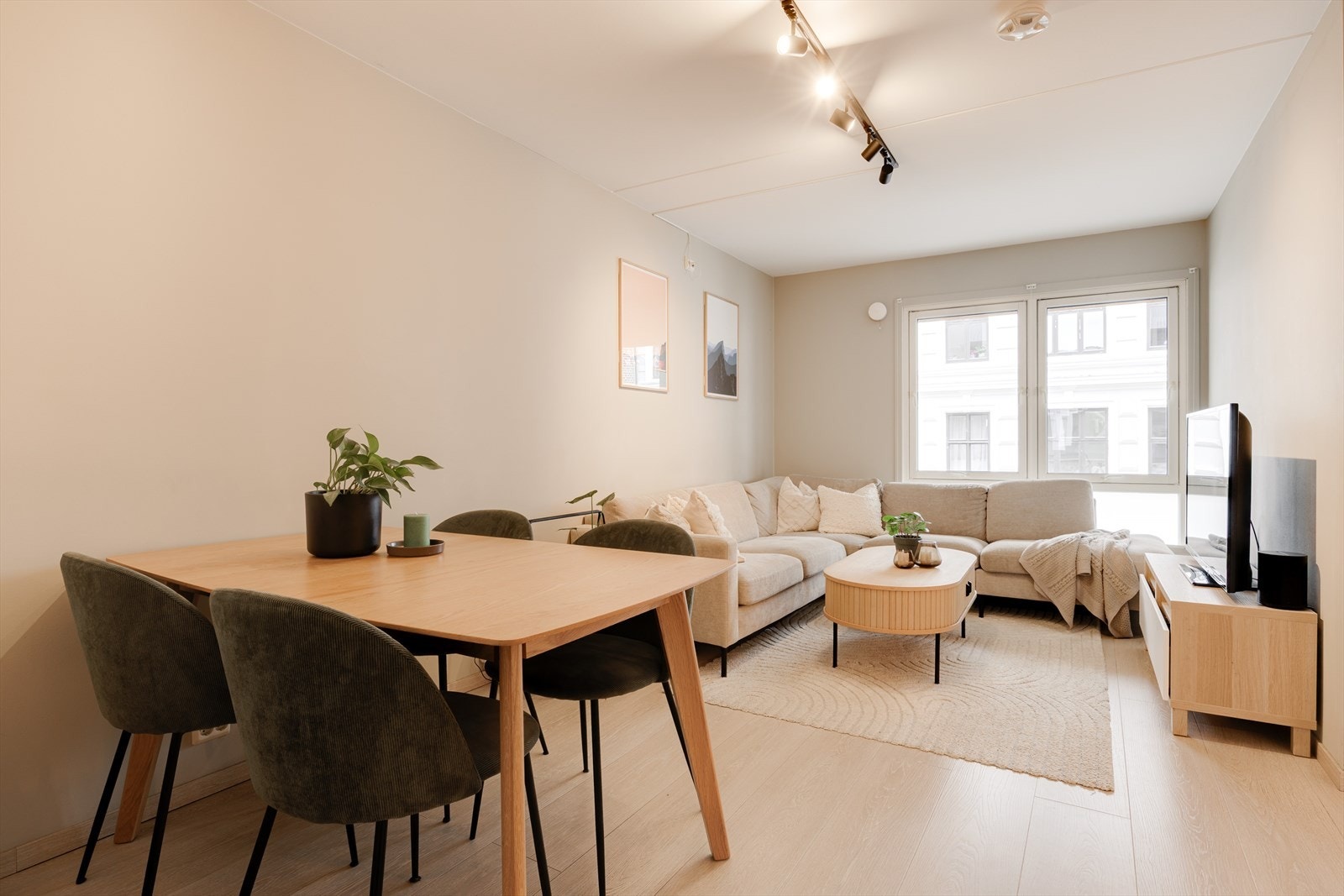 Beliggende i en rolig gate på Tøyen, med kort vei til butikker, kafeer, kollektivtransport og grøntområder. Galleribilde