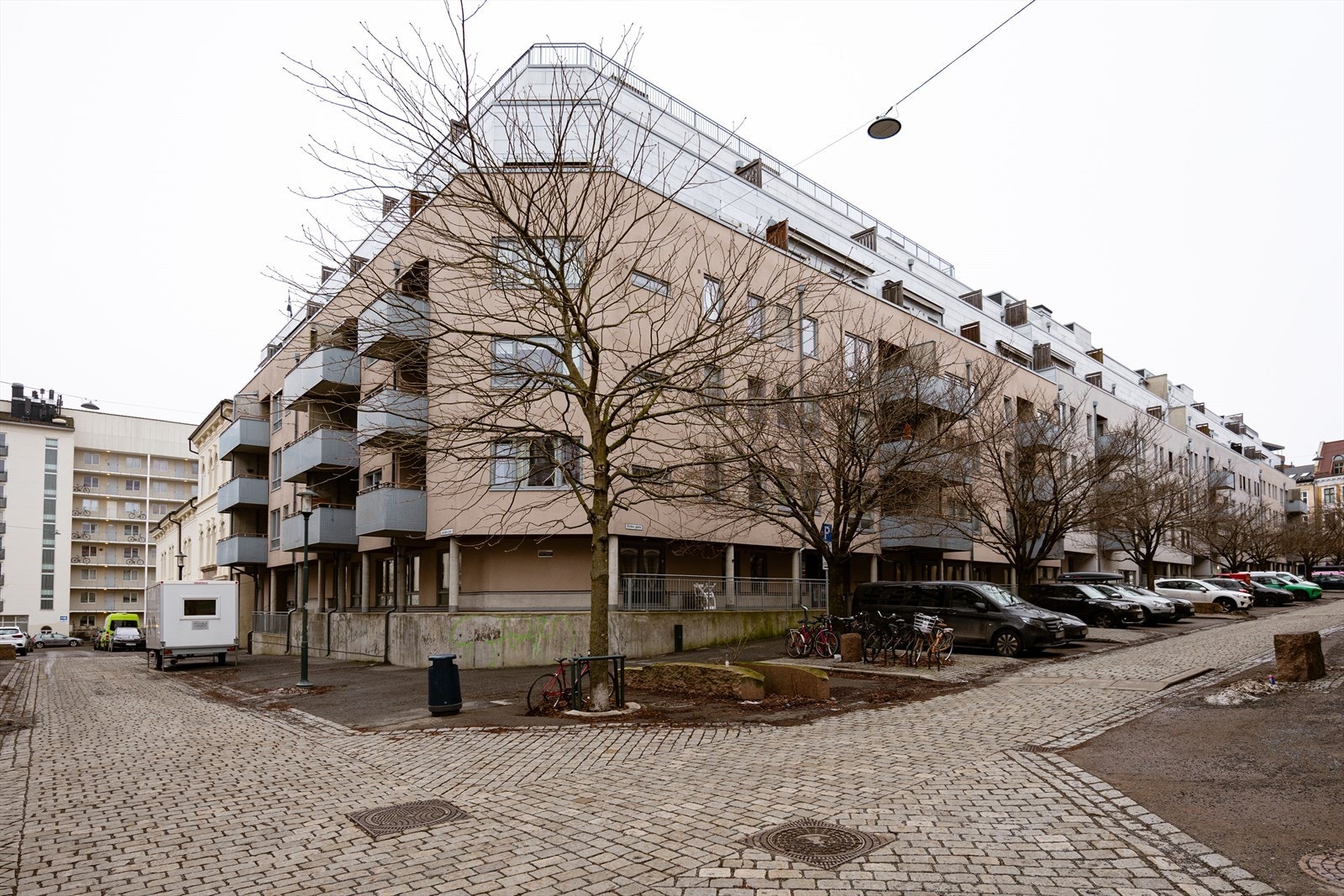 Fra boligen har du gangavstand til både Oslo sentrum og flere populære bydeler som Grünerløkka, Gamlebyen, Kampen, Bjørvika og Sørenga. Kollektivtilbudet er meget godt, med kort vei til T-banestasjon der alle linjer stopper, samt buss som går hele døgnet. Galleribilde