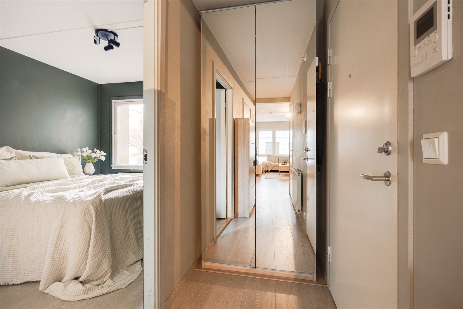 Velkommen inn i en lys og innbydende entré med god takhøyde og pene, malte overflater. Her får du et ryddig og funksjonelt førsteinntrykk av boligen. Galleribilde