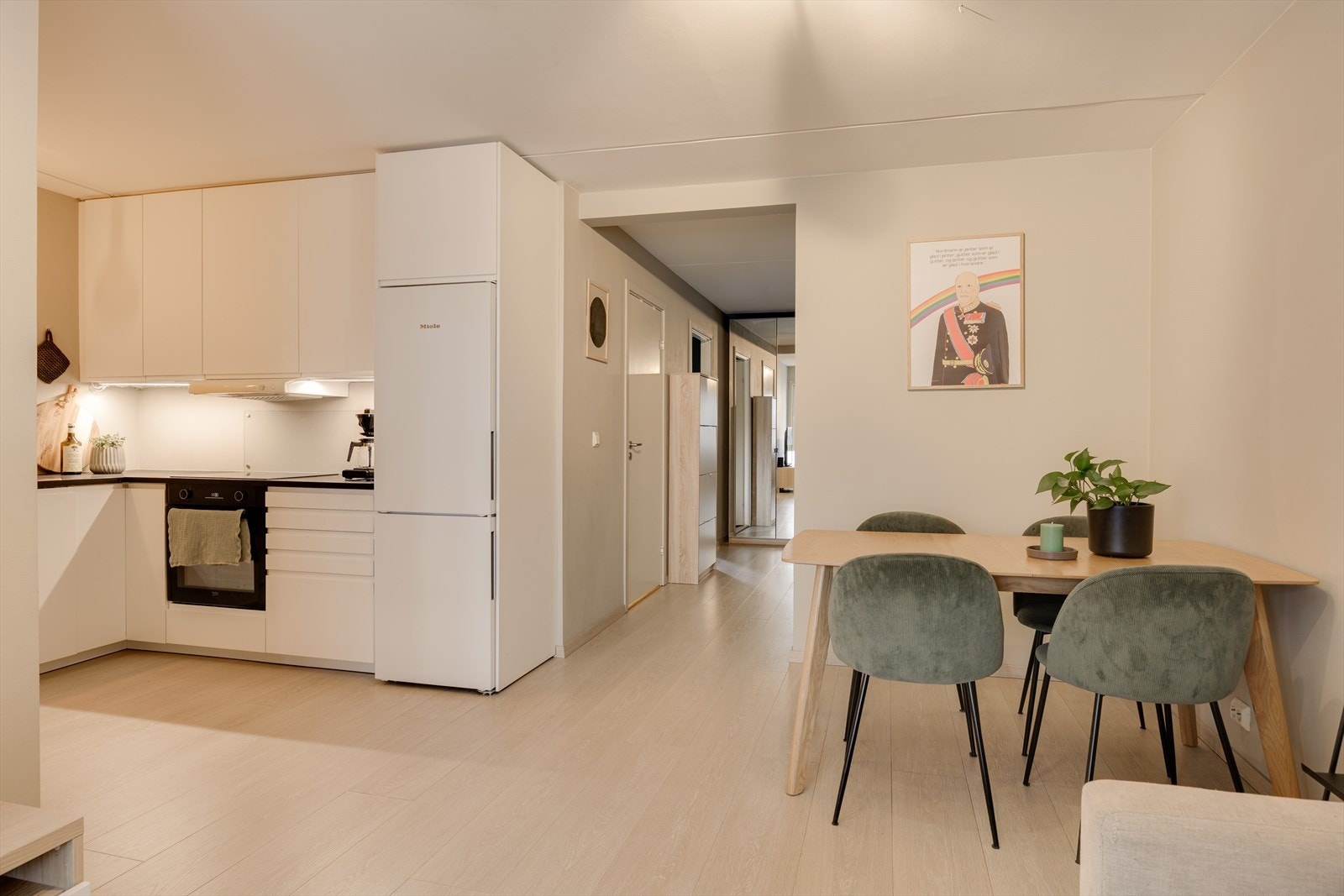 Den åpne løsningen mot stuen gjør kjøkkenet til en naturlig del av det sosiale allrommet, samtidig som det er funksjonelt og effektivt i bruk. Galleribilde