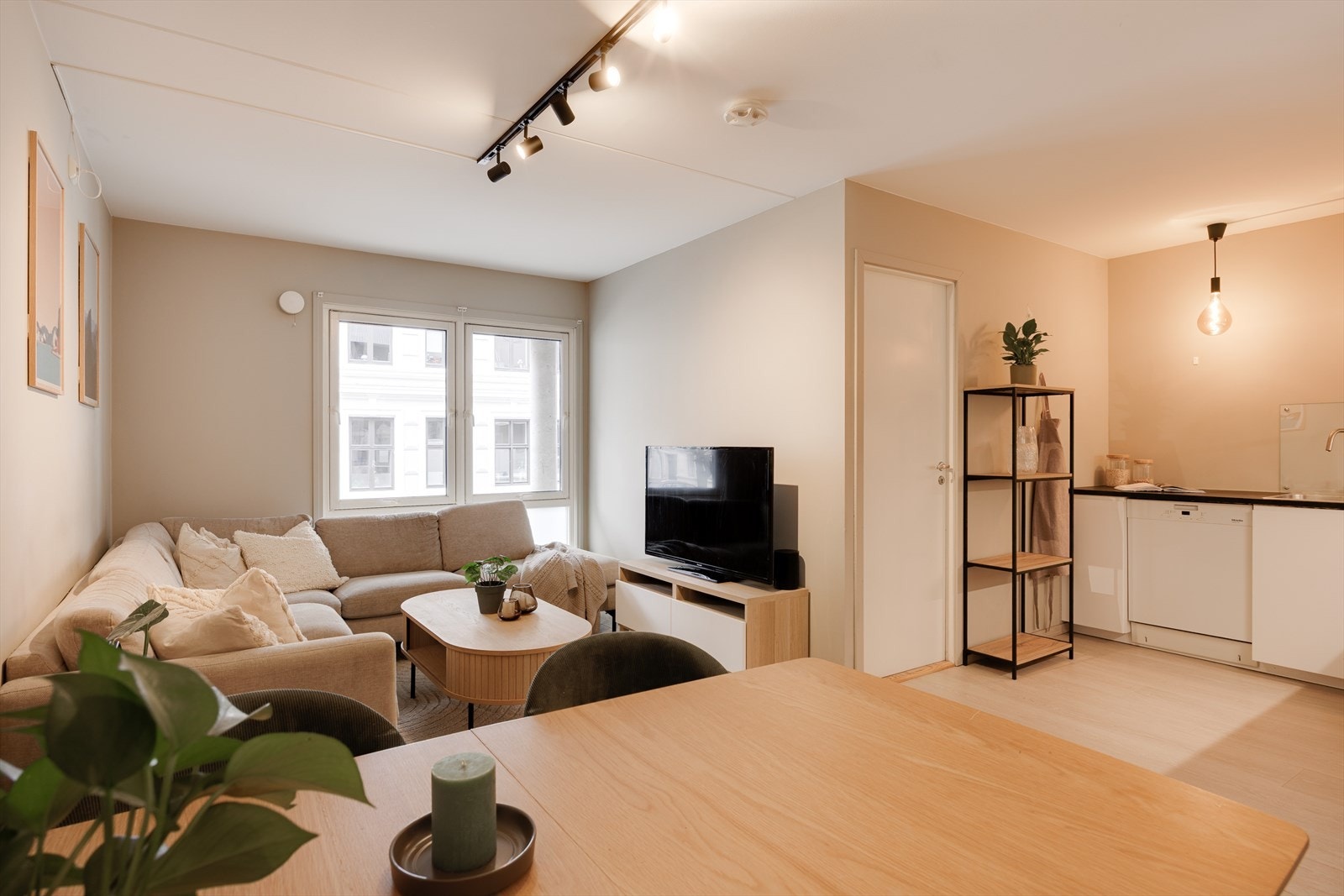 Den åpne løsningen mot kjøkkenet skaper et sosialt og hyggelig oppholdsrom med plass til både sofagruppe, mediemøblement og et større spisebord. Galleribilde