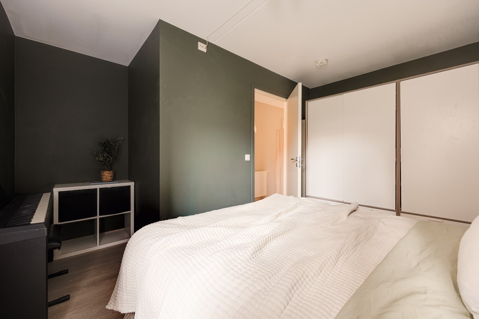 Det er plass til ytterligere med garderobe, kontorpult eller annet etter eget behov i egen nisje på soverommet. Galleribilde