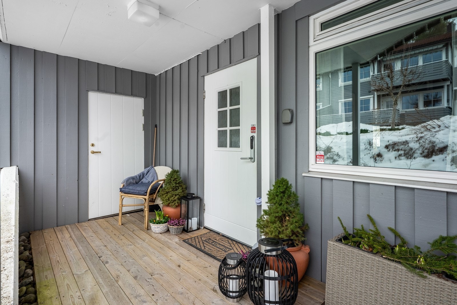 Overbygd inngangsparti med direkte adkomst til praktisk sportsbod på 5 kvadratmeter Galleribilde