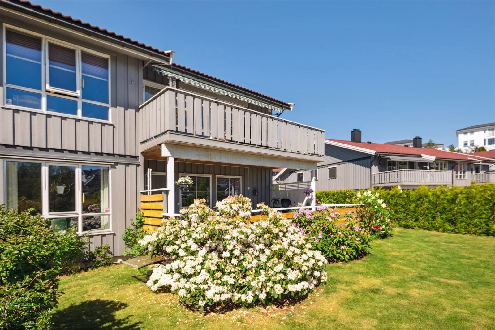 På terrassen sitter man skjermet og tilbaketrukket og hagen gir god plass til lek for barna Galleribilde