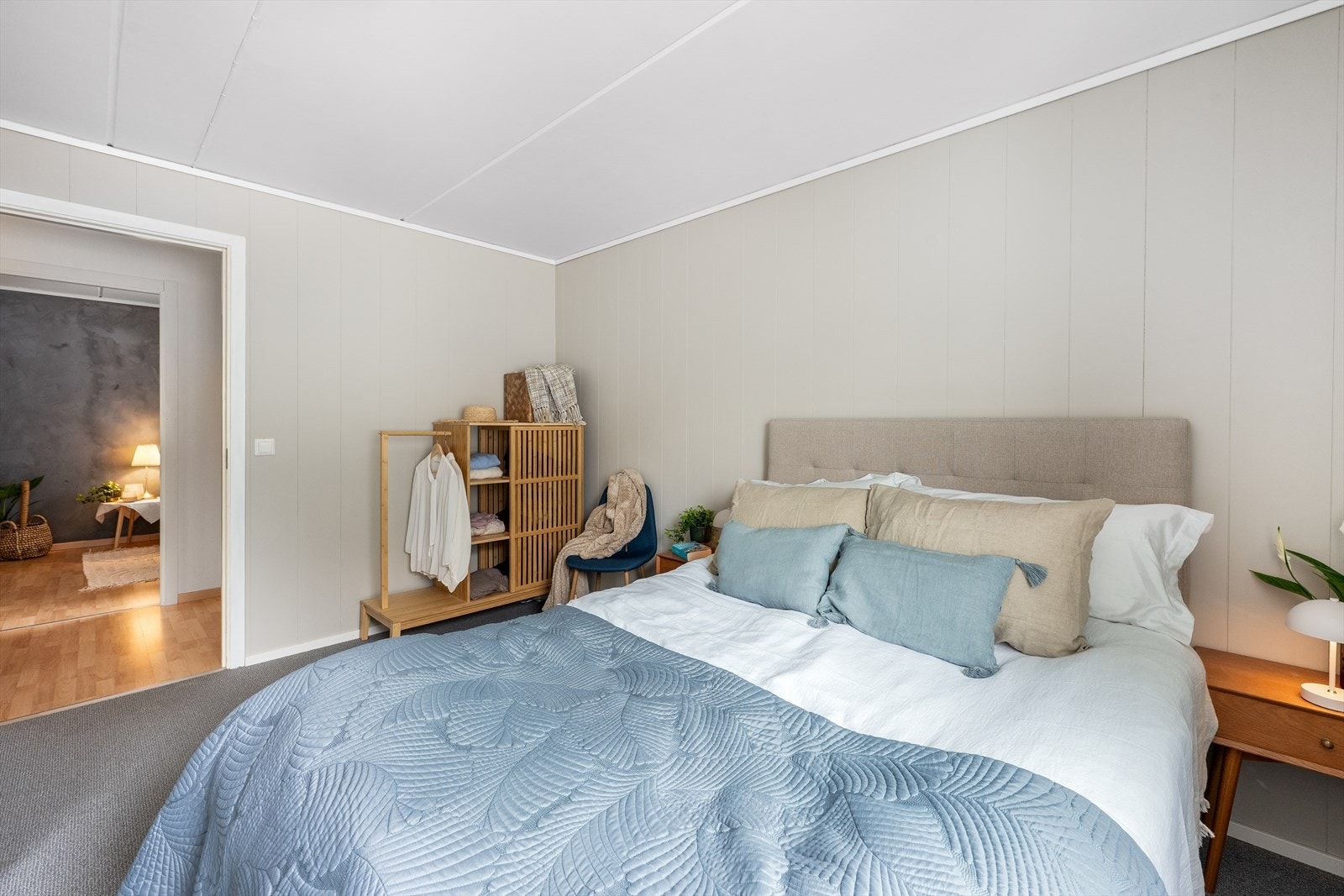 Soverom 2 er stort og luftig og benyttes i dag som hovedsoverom Galleribilde