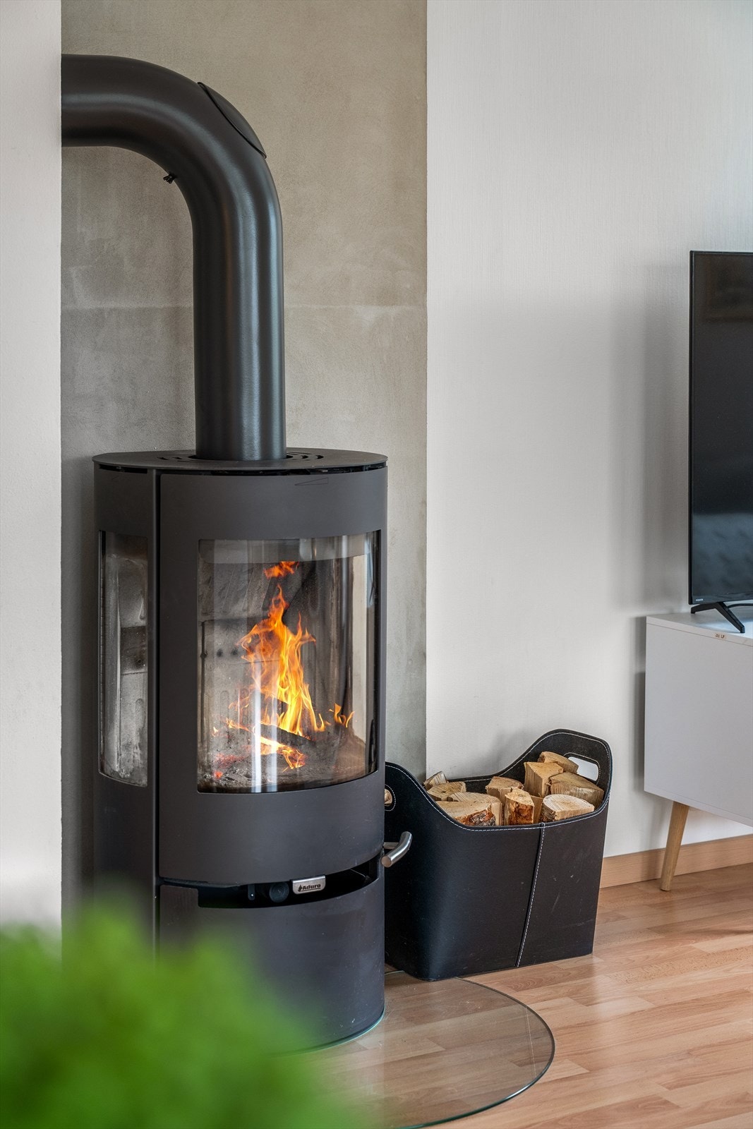 Sentralt plassert i stuen står en flott peisovn med innsyn fra tre sider. Peisen gir ekstra varme og hygge på kalde vinterdager Galleribilde