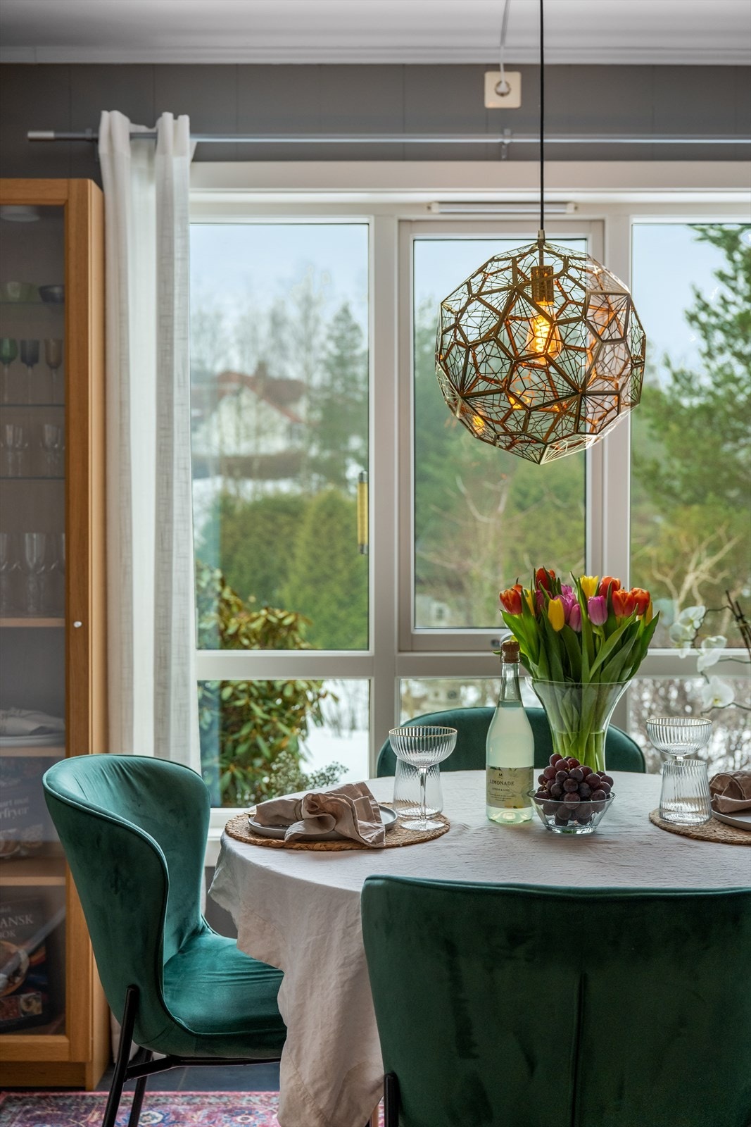 Det er hyggelig utsyn fra spisestuen mot friareal Galleribilde