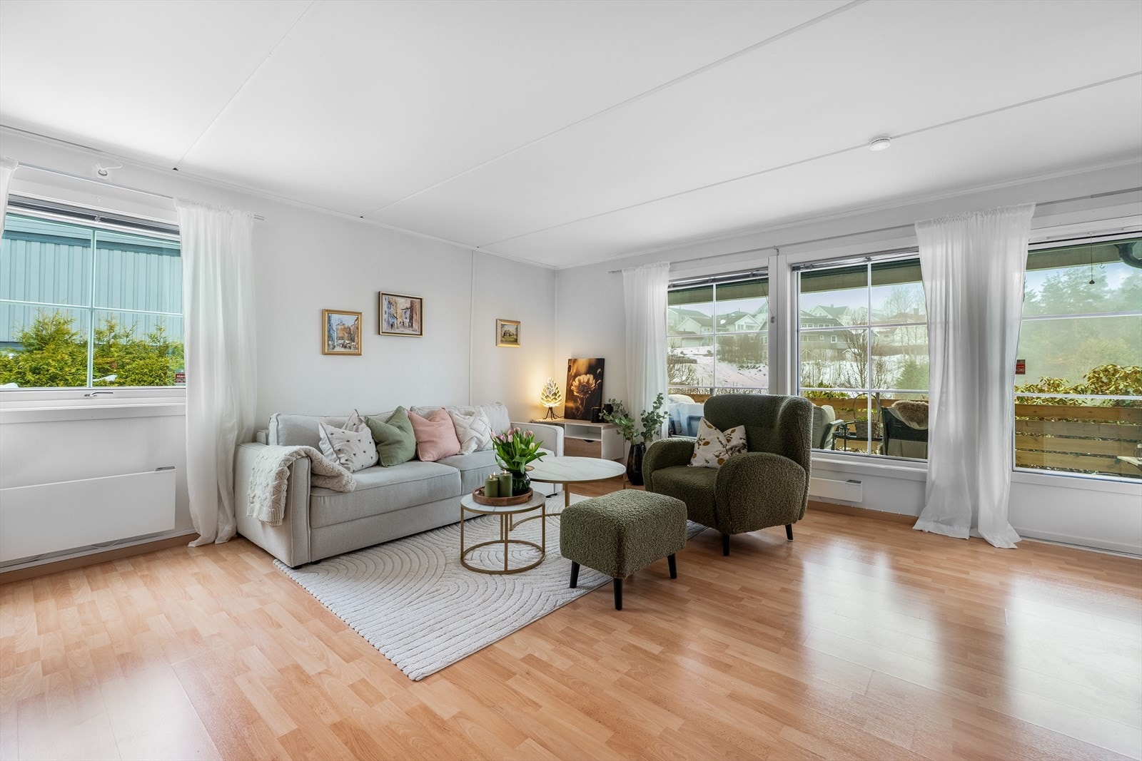 Fra stuen er det utgang til den hyggelige markterrassen og hagen Galleribilde