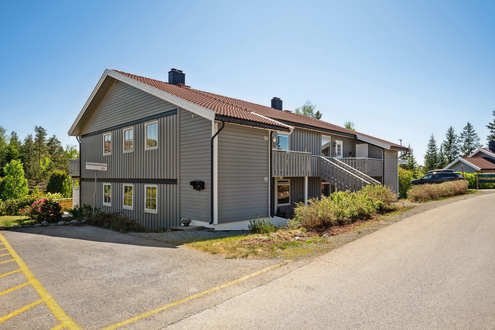 Det er parkering rett utenfor boligen med plass for to biler etterhverandre Galleribilde