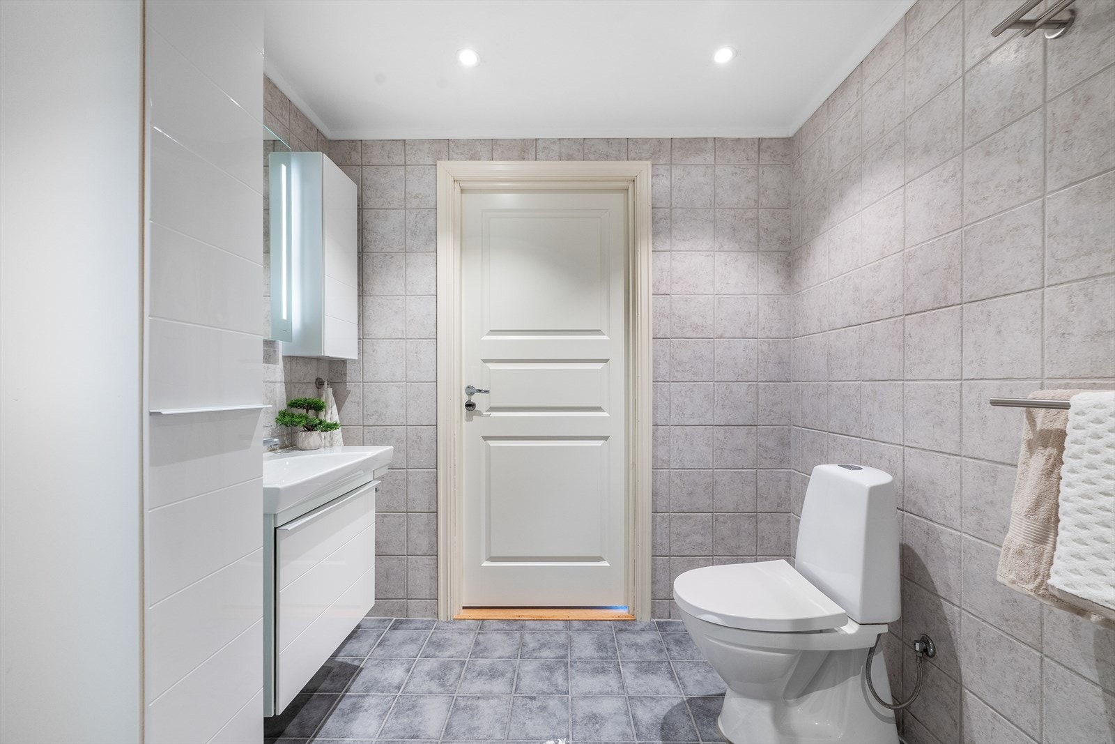 God belysning er sikret via downlightbelysning i himling. Galleribilde