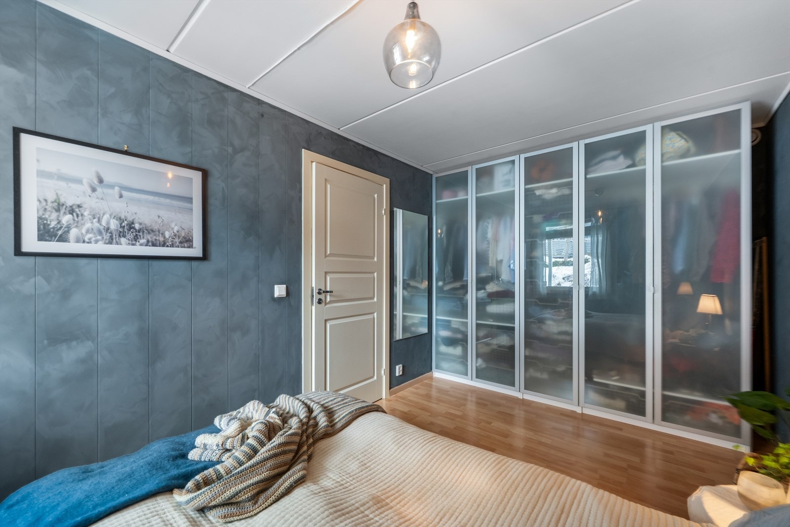 Soverom 1 har rikelig med skapplass Galleribilde