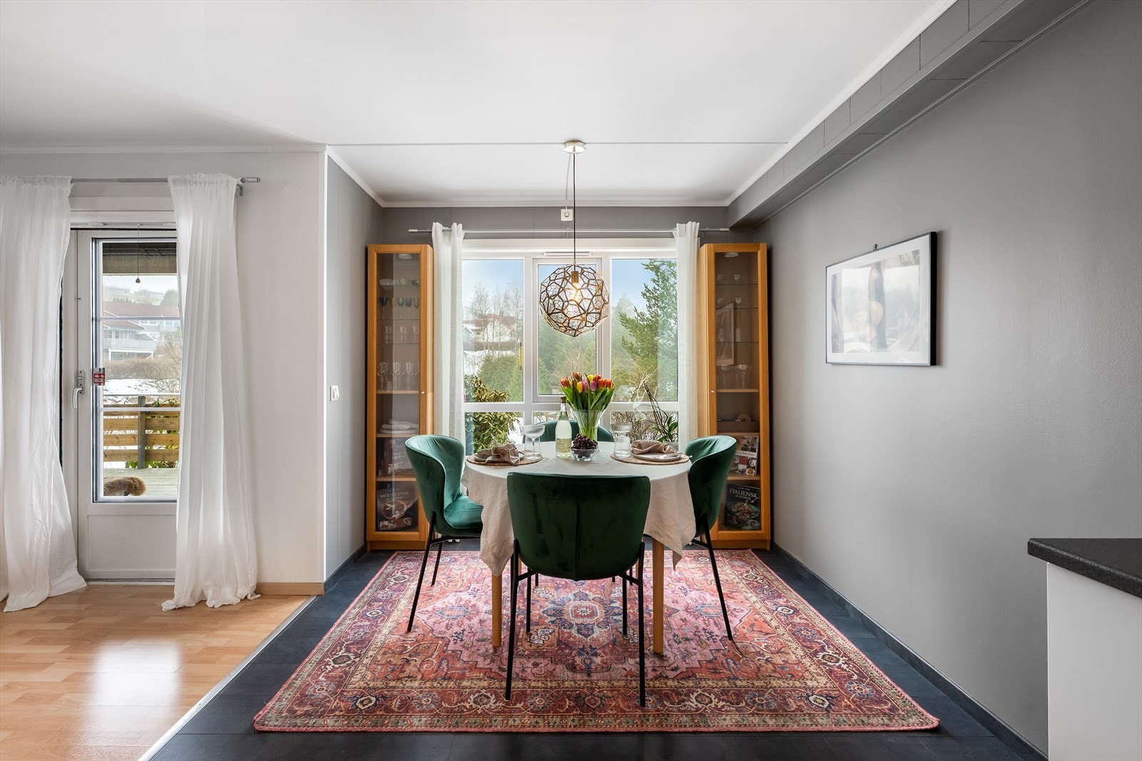 Den åpne løsningen mot stuen gir god plass for større sosiale sammenkomster Galleribilde