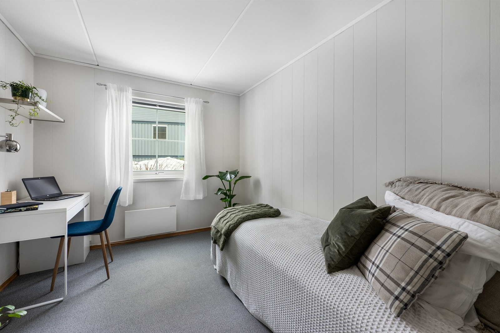 Soverom 3 har fin plass til seng, nattbord og kontorpult. Rommet fungerer utmerket som barnerom, kontor eller treningsrom. Mulighetene er mange! Galleribilde