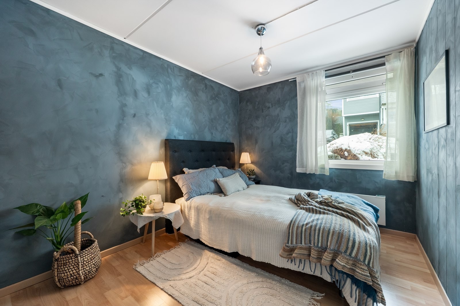 Leiligheten har i alt tre gode soverom. Alle med fin plass for dobbeltseng med tilhørende nattbord og garderobeløsning. Galleribilde