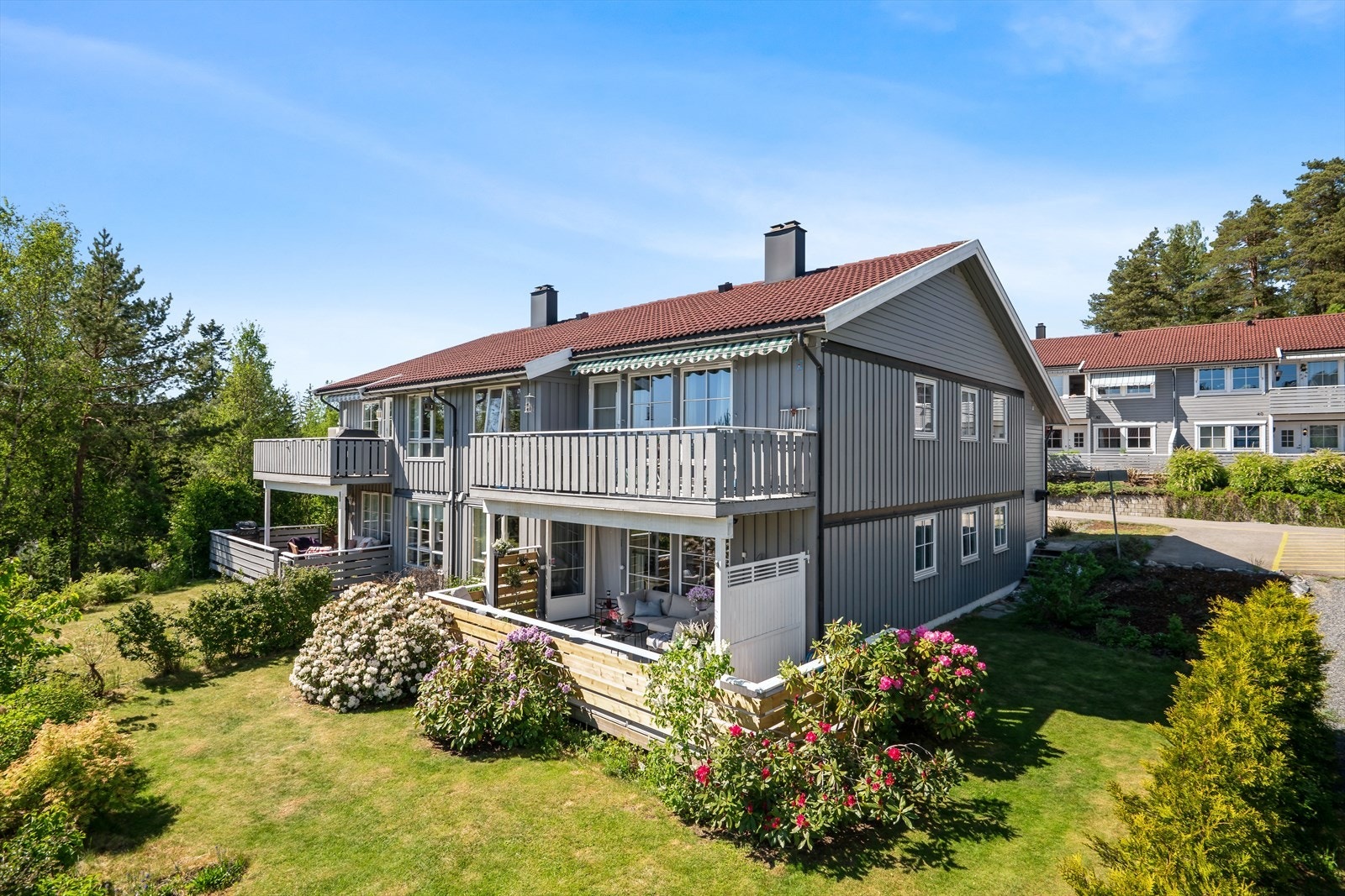 Velkommen til Rognebærlia 43! Pen og romslig 4-roms leilighet med terrasse, hageflekk, 2 plasser og elbil-lader! Galleribilde