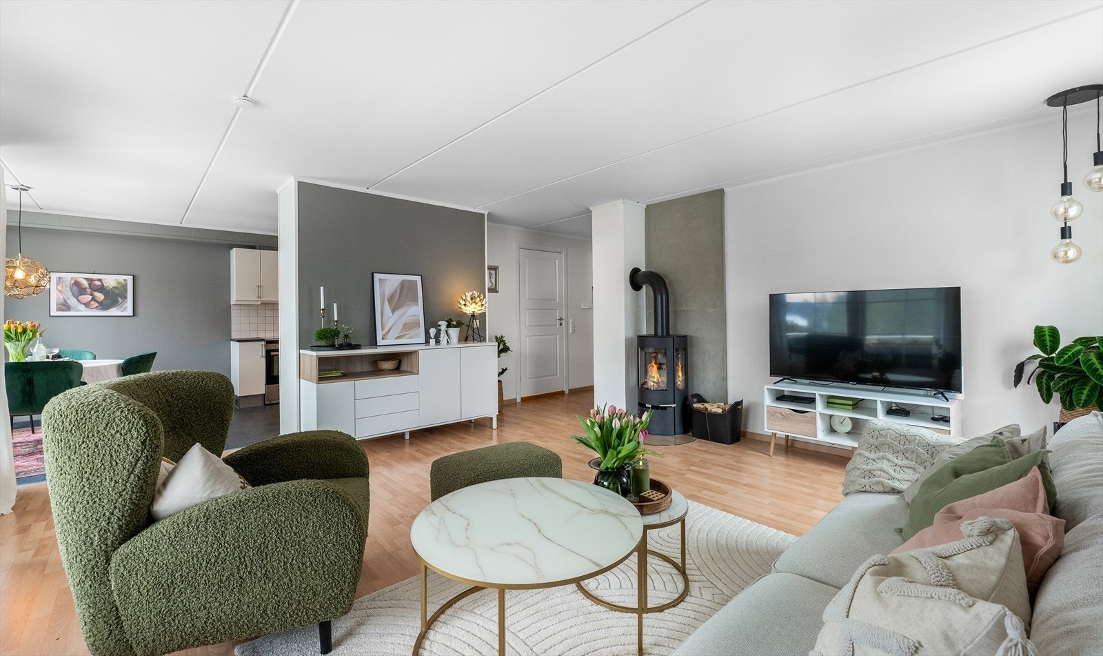 Boligens samlingspunkt er den lyse og trivelige stuen med delvis åpen løsning mot kjøkkenet Galleribilde