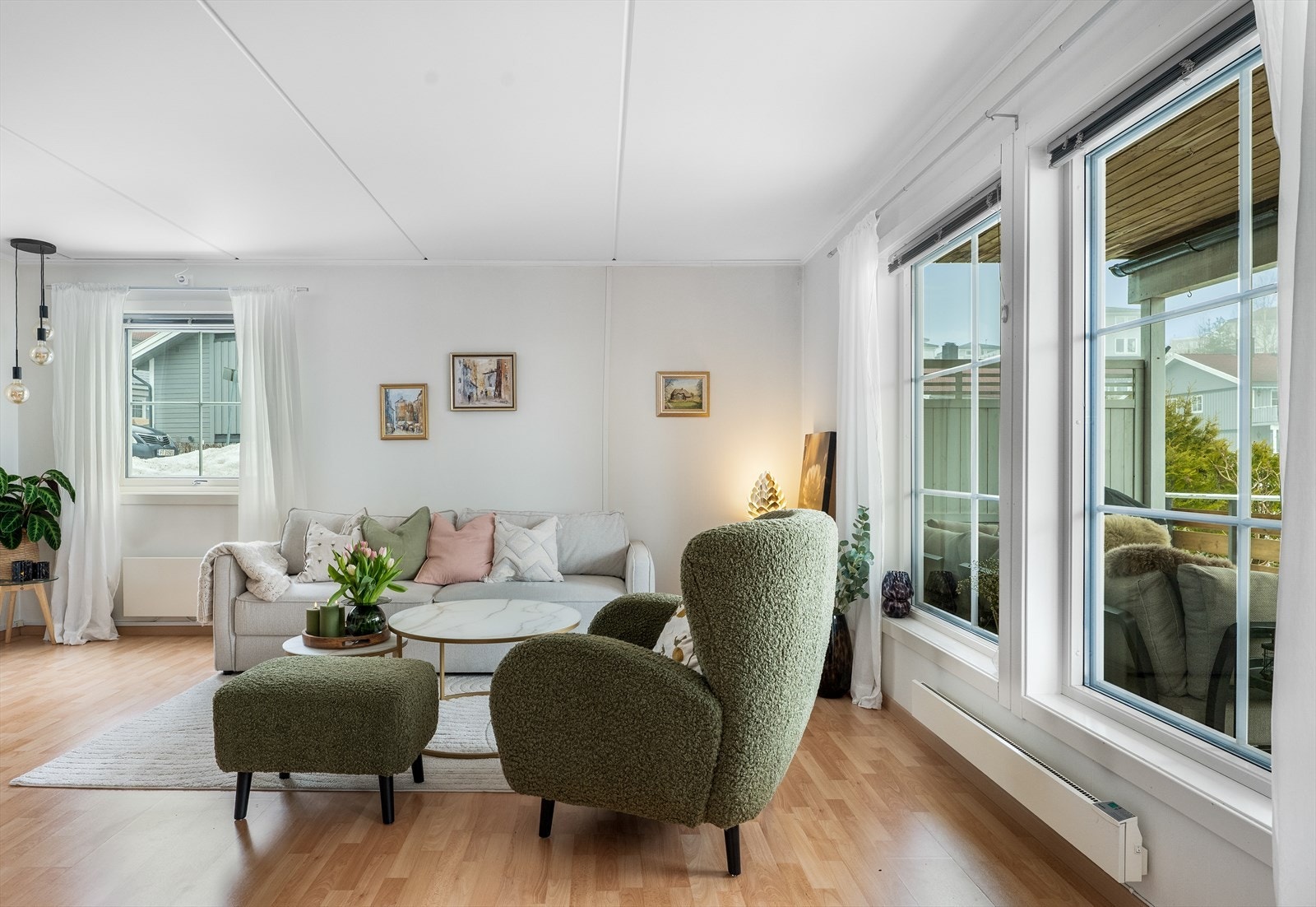 Det er god plass for sofa med tilhørende mediemøblement Galleribilde