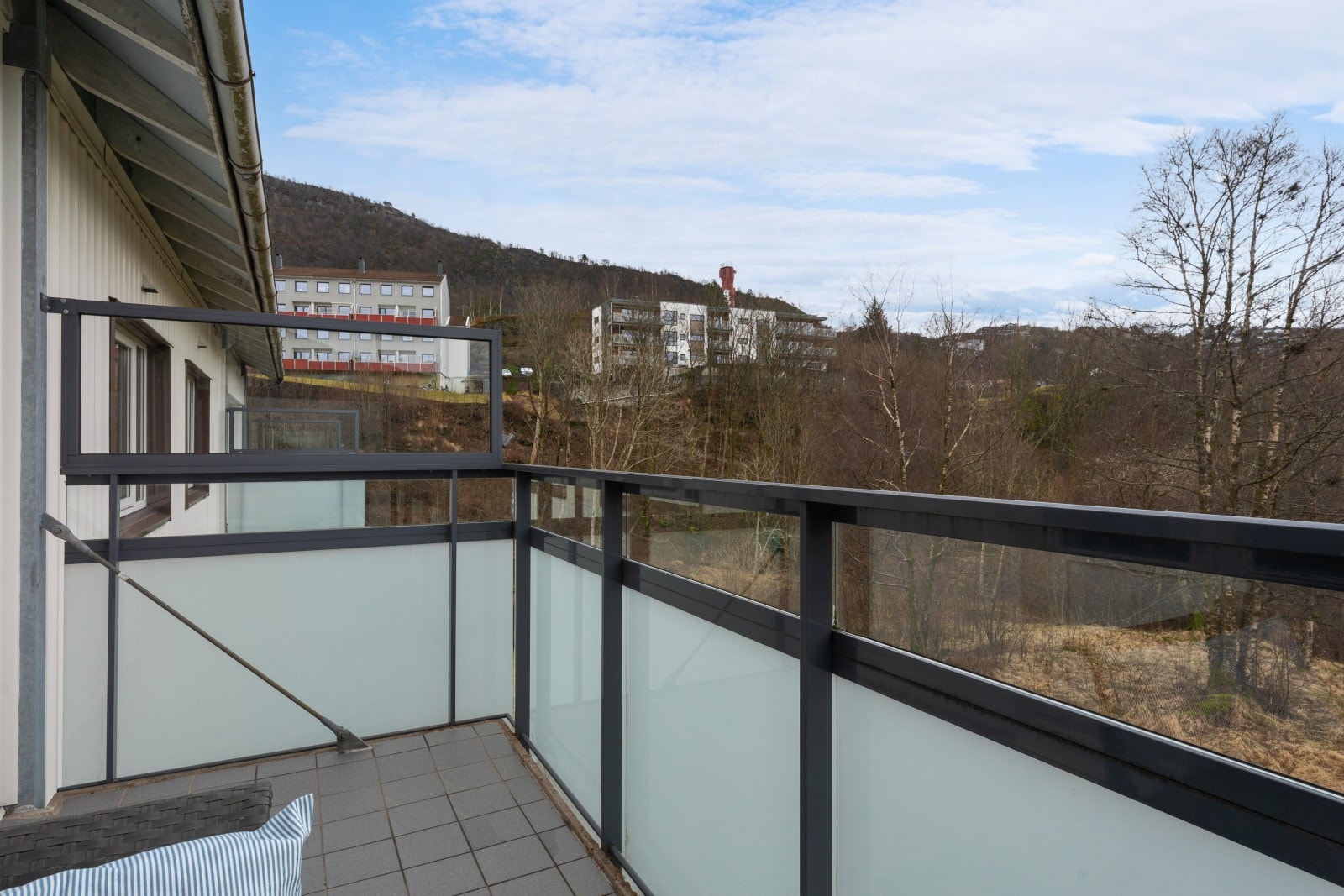 Balkongen er på 8kvm og har plass til at flere kan sitte komfortabelt Galleribilde