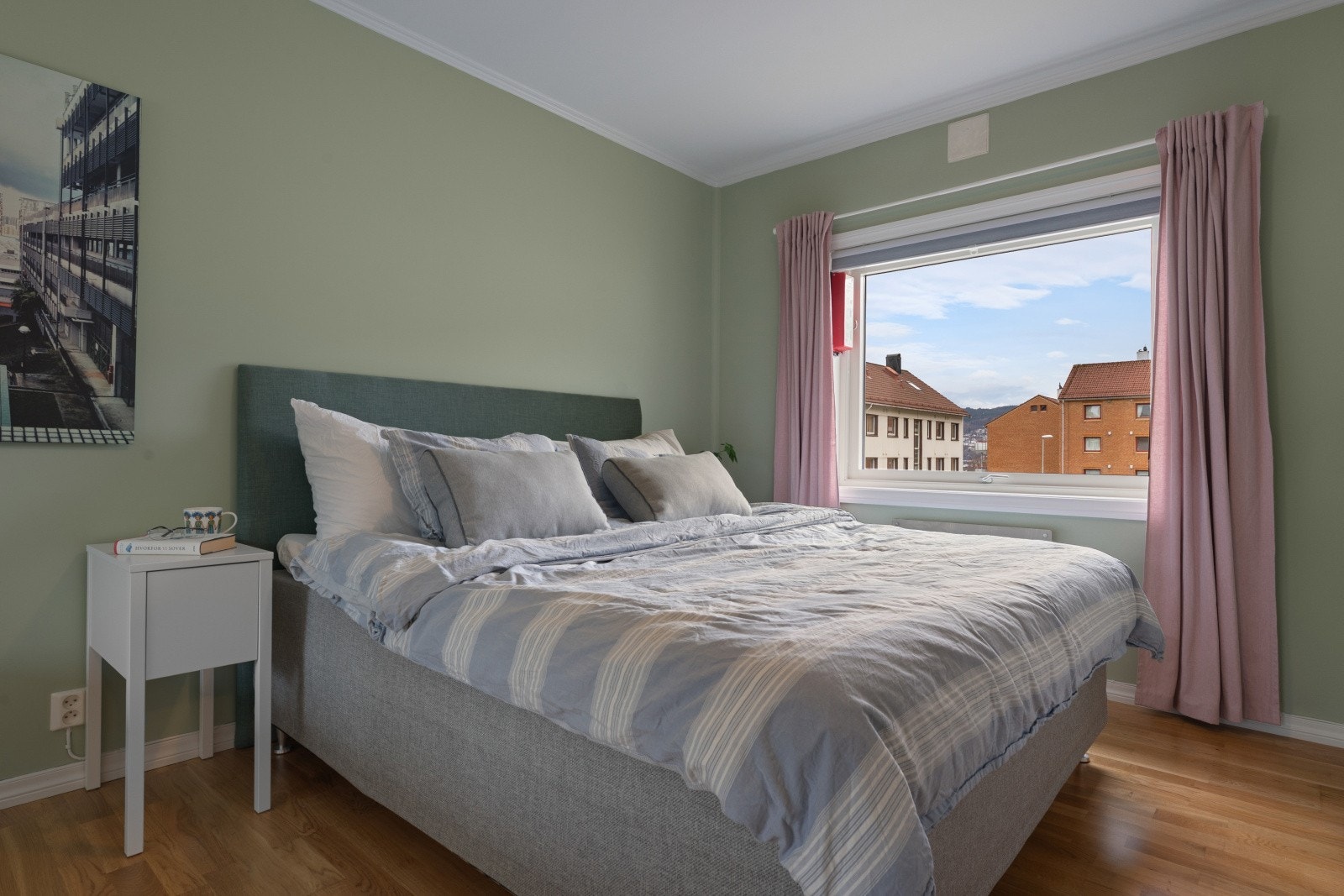 Hovedsoverommet er på 13 kvm og har plass til både stor seng og garderobeløsninger Galleribilde