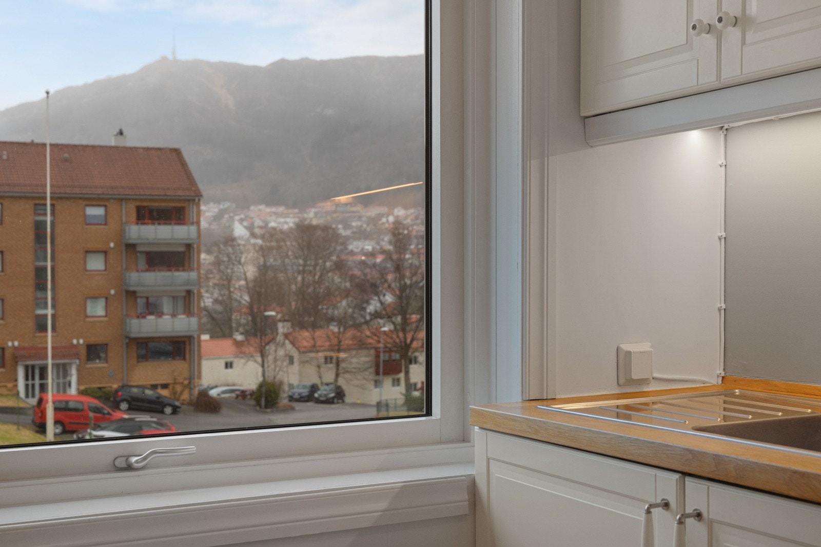 Fra kjøkkenet ser man mot Ulriken Galleribilde