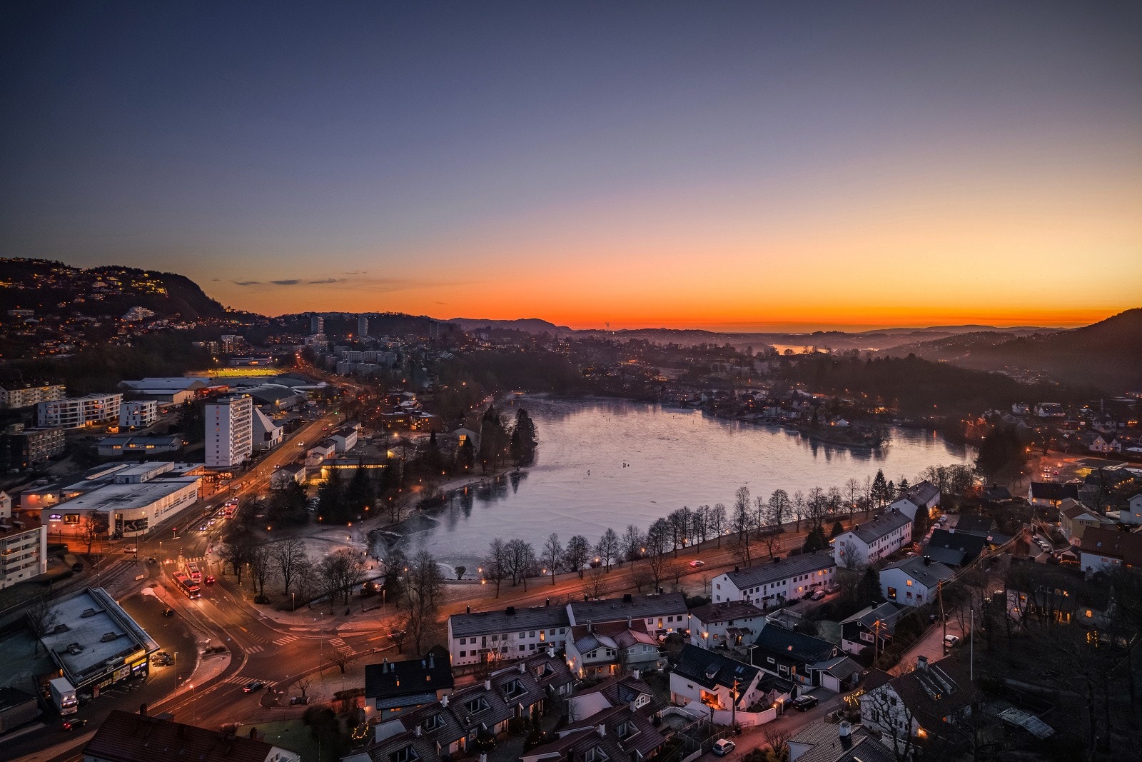 Nydelige Tveitevannet kun en kort spasertur unna. Her var dets skøyteis i år Galleribilde