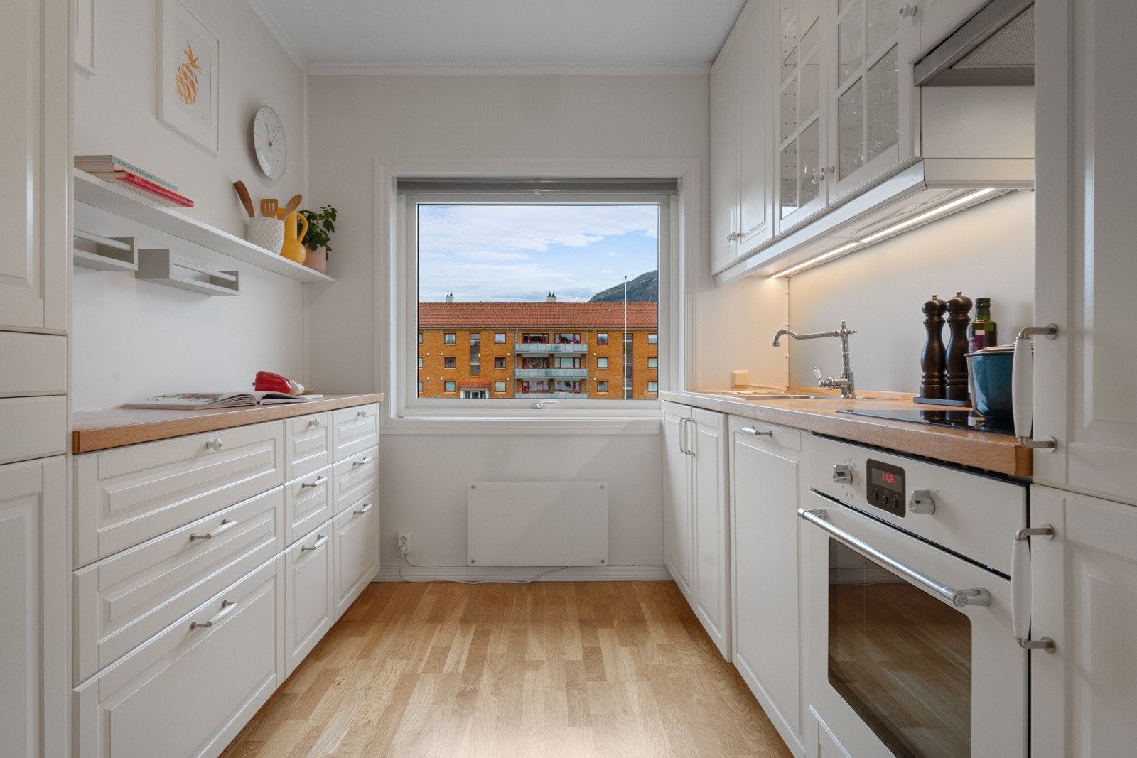 Profilerte hvite fronter og benkeplate i trefiner Galleribilde