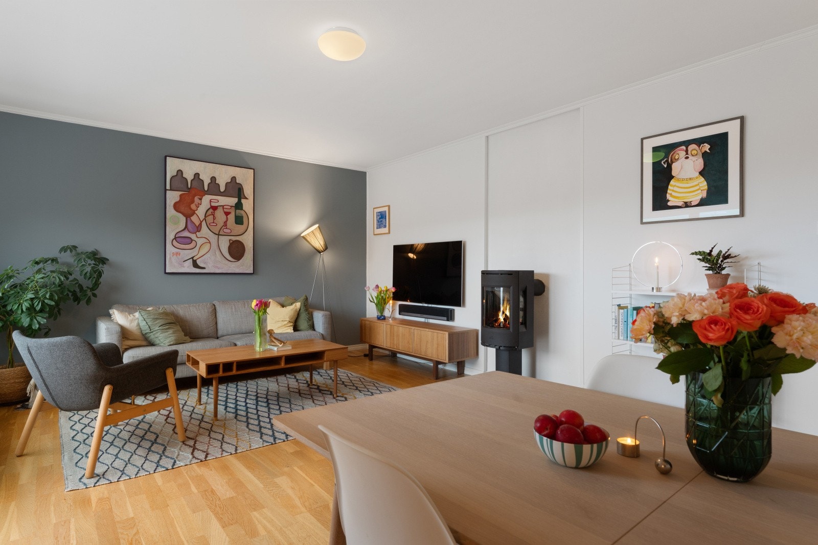 Flott vedovn fra 2017 plassert i stue, ellers er leiligheten oppvarmet med panelovner og stråleovn på bad Galleribilde