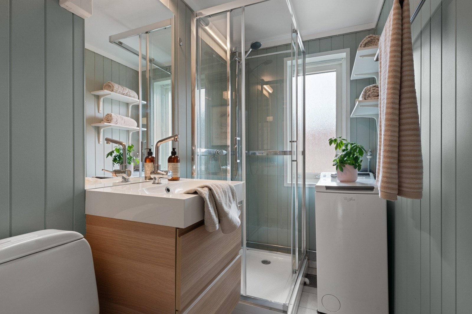 Badet er godt utnyttet og har nytt dusjkabinett fra 2025 Galleribilde