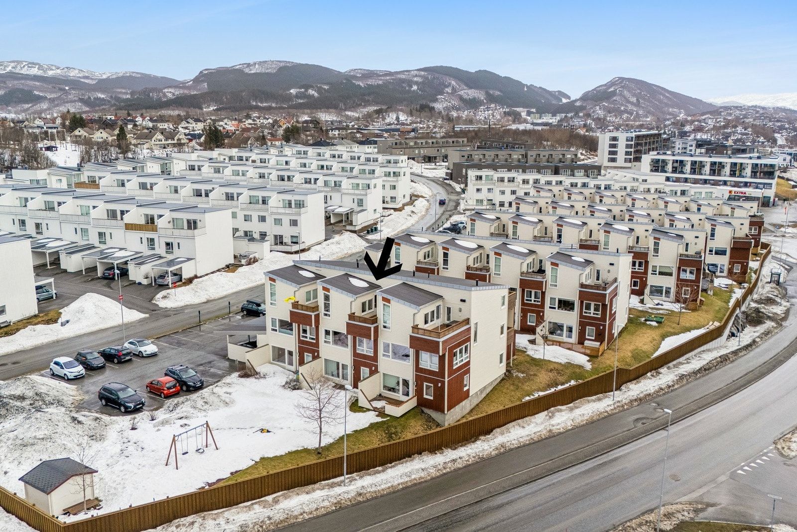 Boligfeltet er svært familievennlig, primært bestående av større familieboliger. Galleribilde