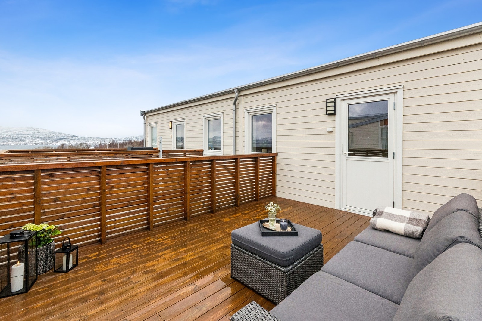 Svært romslig balkong med fantastisk utsikt mot sør/sørøst og gode sol- og lysforhold. Galleribilde