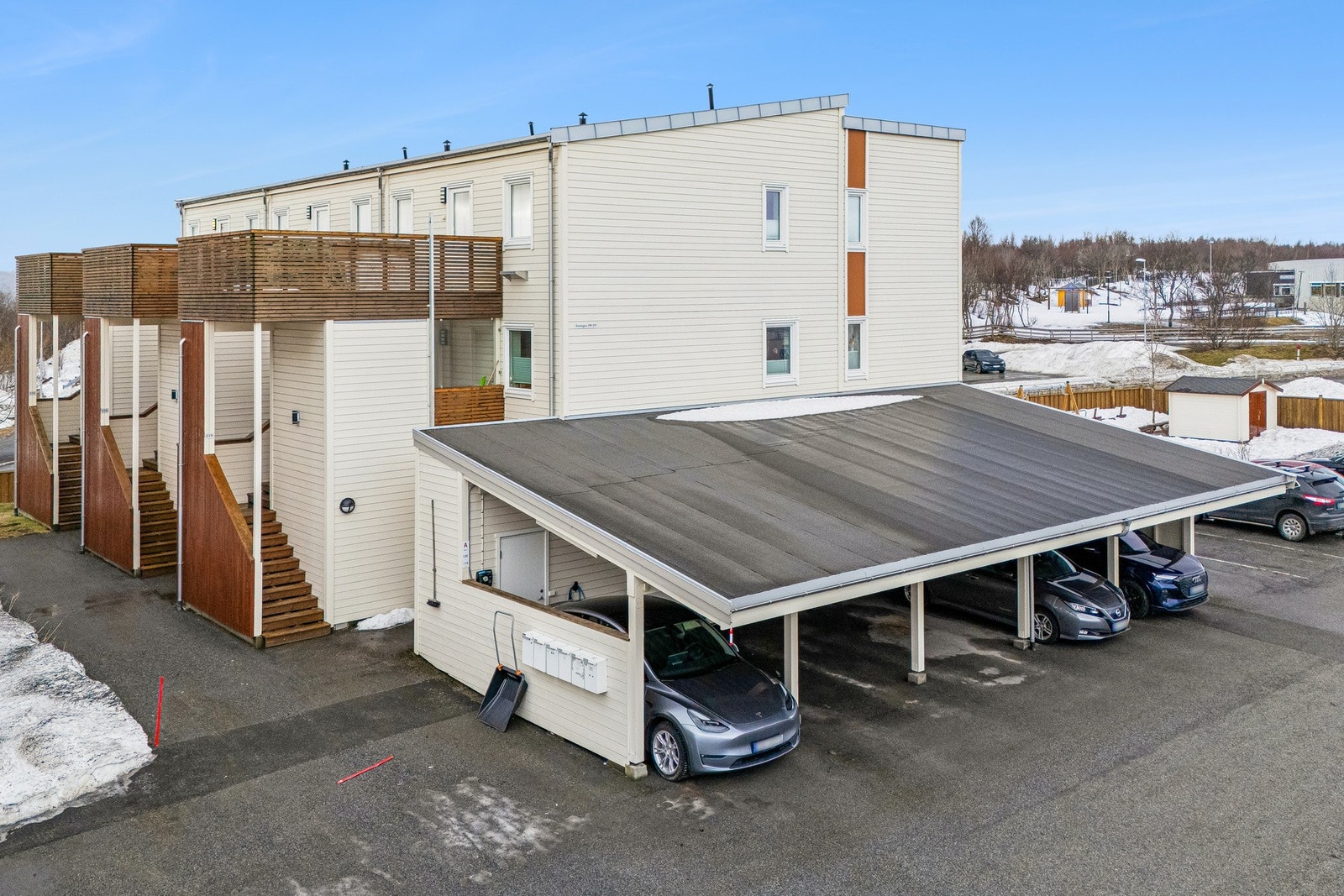 Fast parkering i carport m/elbillader og ekstra oppbevaringsplass i sportsbod. Galleribilde