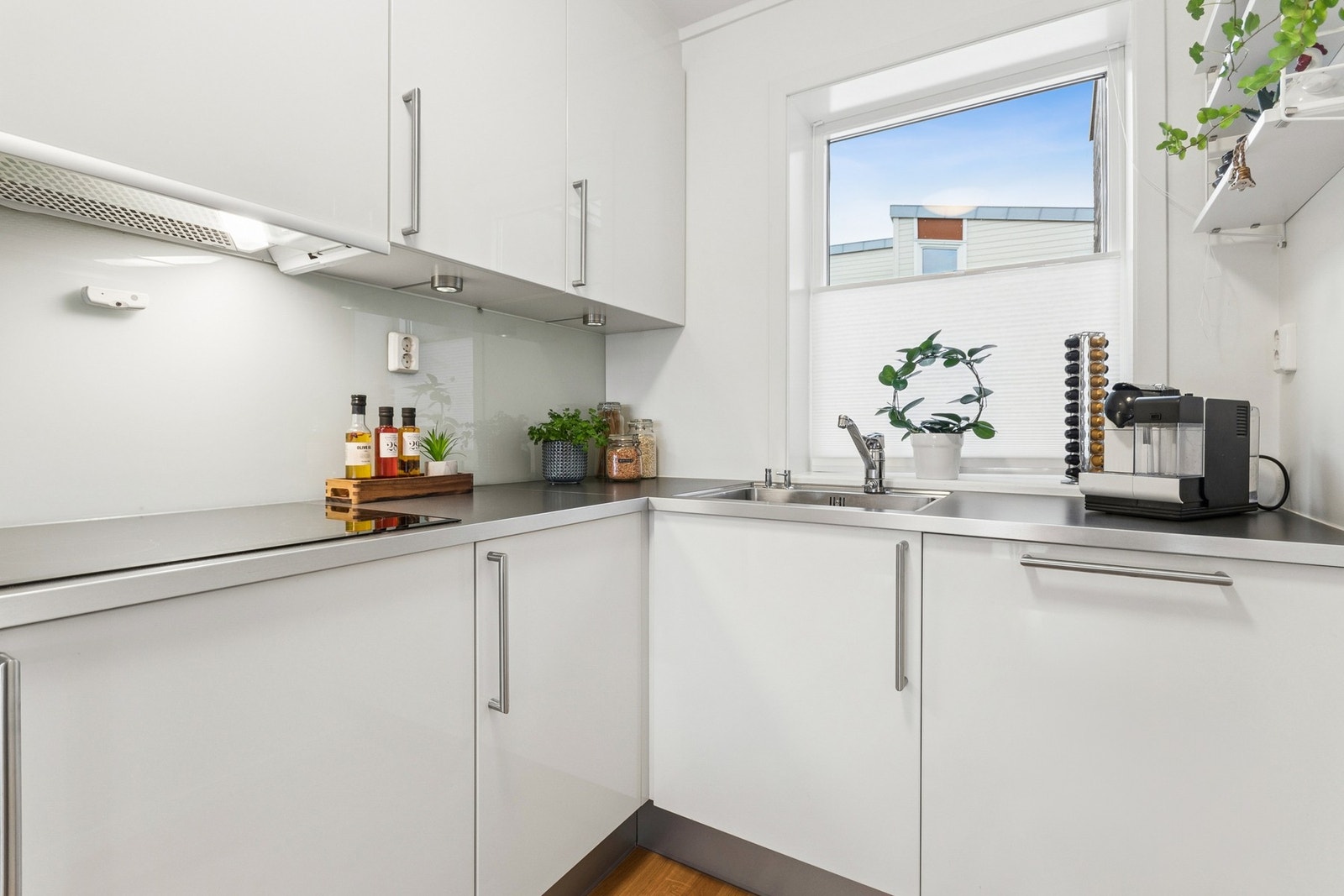 Her er det integrerte hvitevarer som oppvaskmaskin, stekeovn og induksjonstopp og kjøleskap. Galleribilde