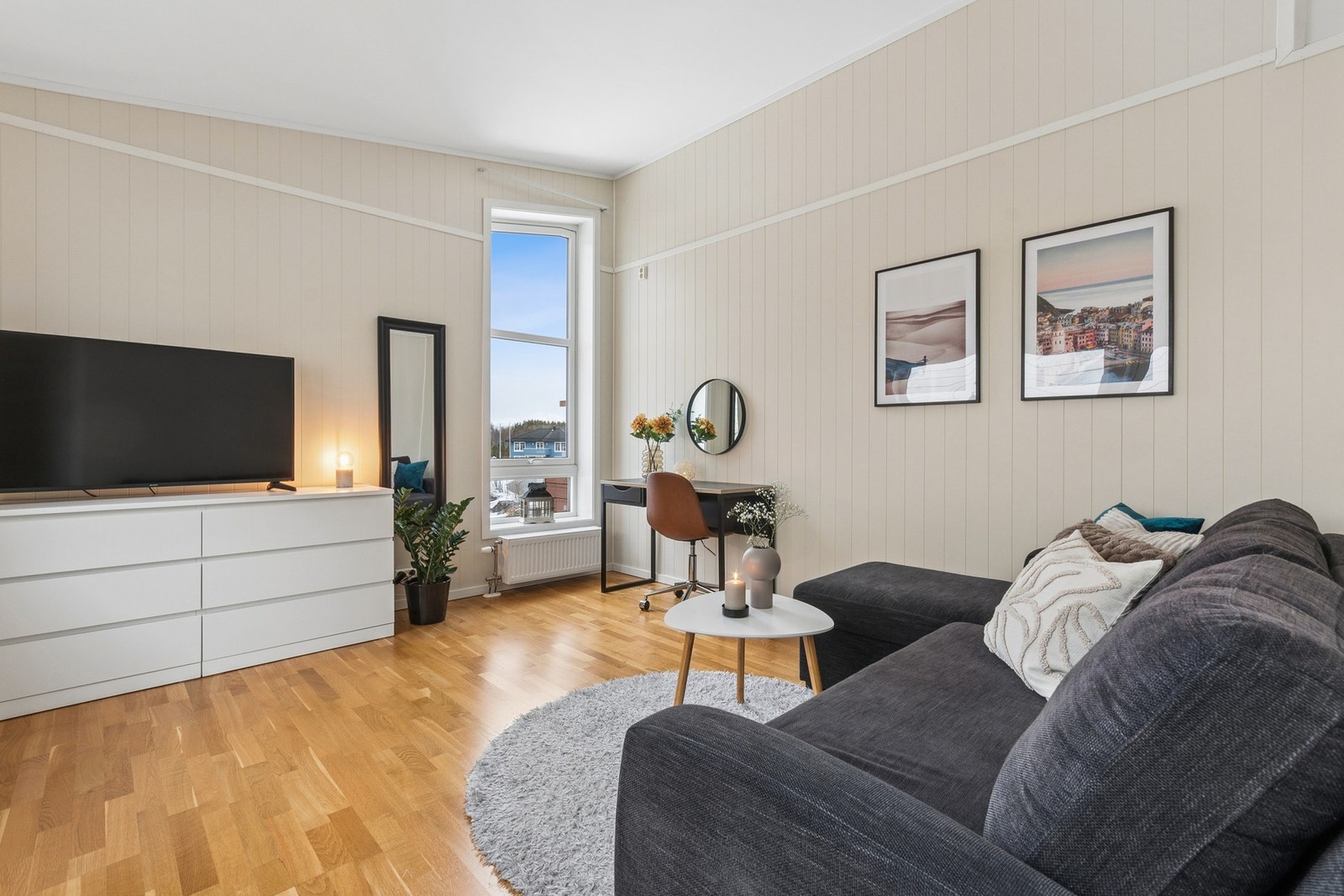 TV-stue/Soverom 4 er stort og luftig - med god takhøyde og utgang til vestvendt balkong. Galleribilde
