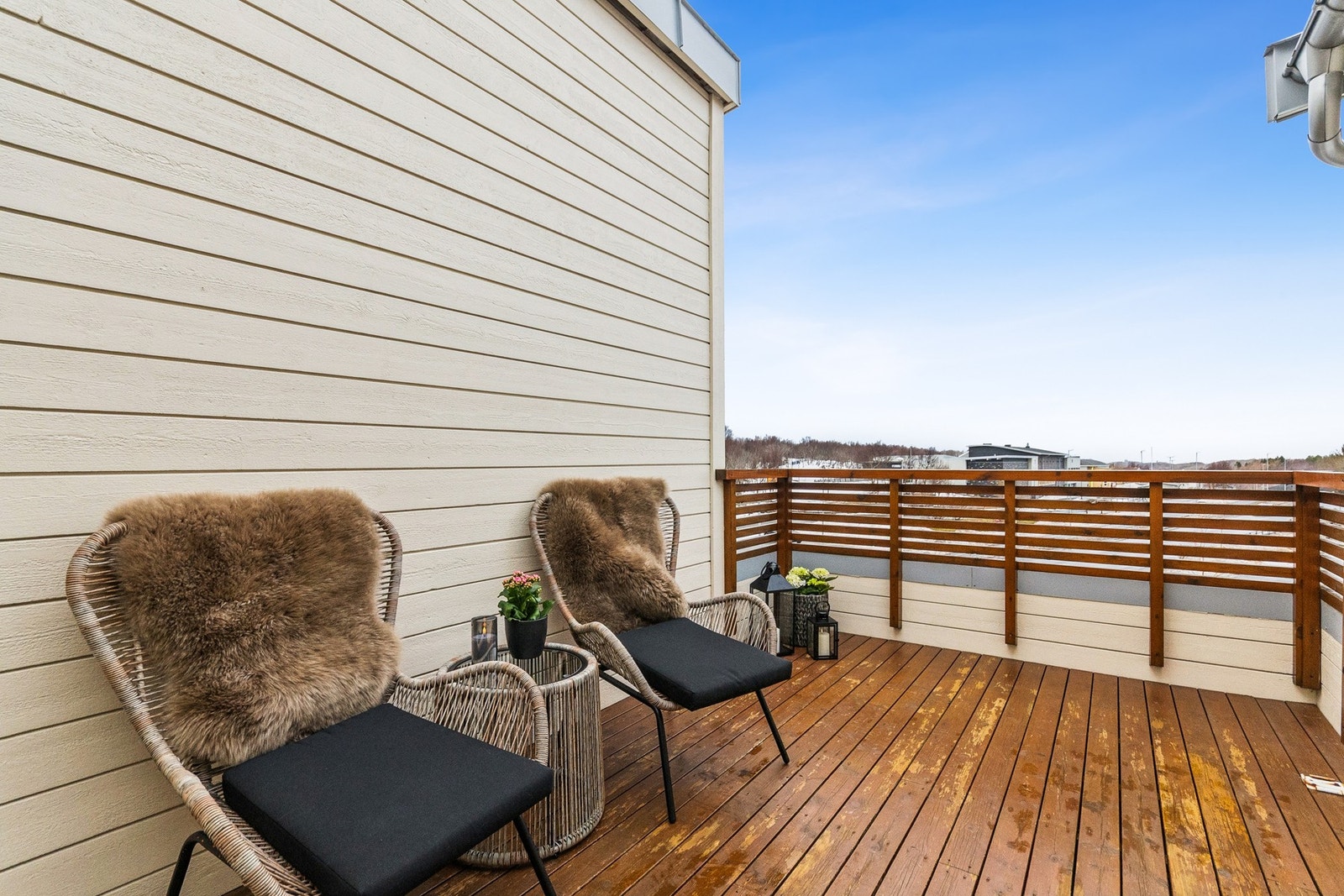 Koselig balkong med gode sol- og lysforhold, vendt mot vest. Perfekt for ettermiddags- og kveldssol. Galleribilde