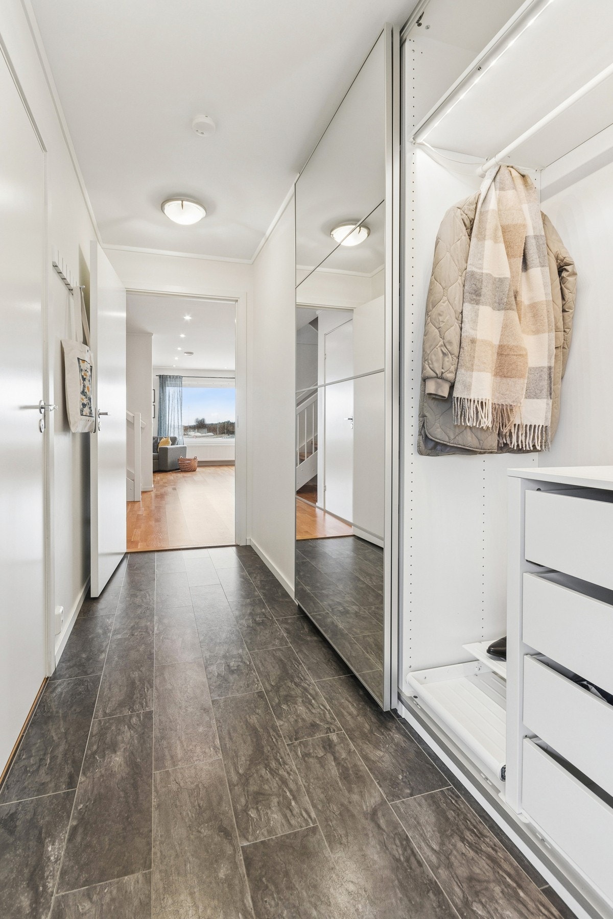 Entré/gang innredet med skyvedørsgarderobe m/ speilfronter. Galleribilde