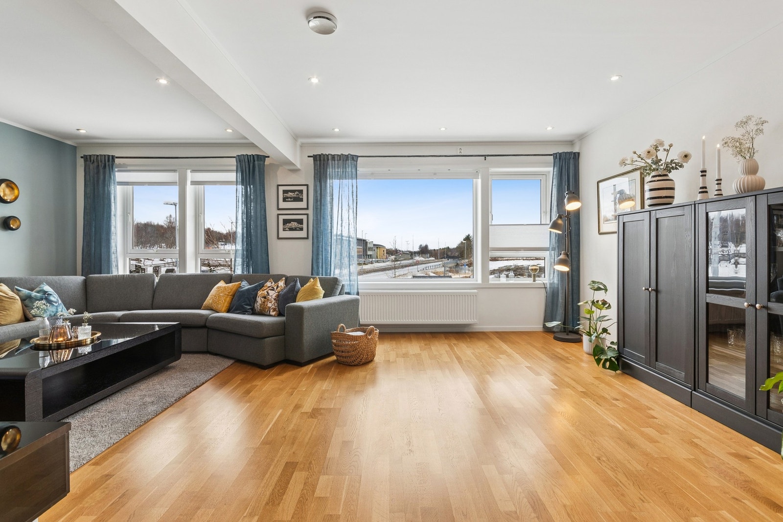 Leiligheten ligger i fremste rekke i boligfeltet, med flott frisikt mot vest og herlig lysinnslipp fra store vindusflater. Galleribilde