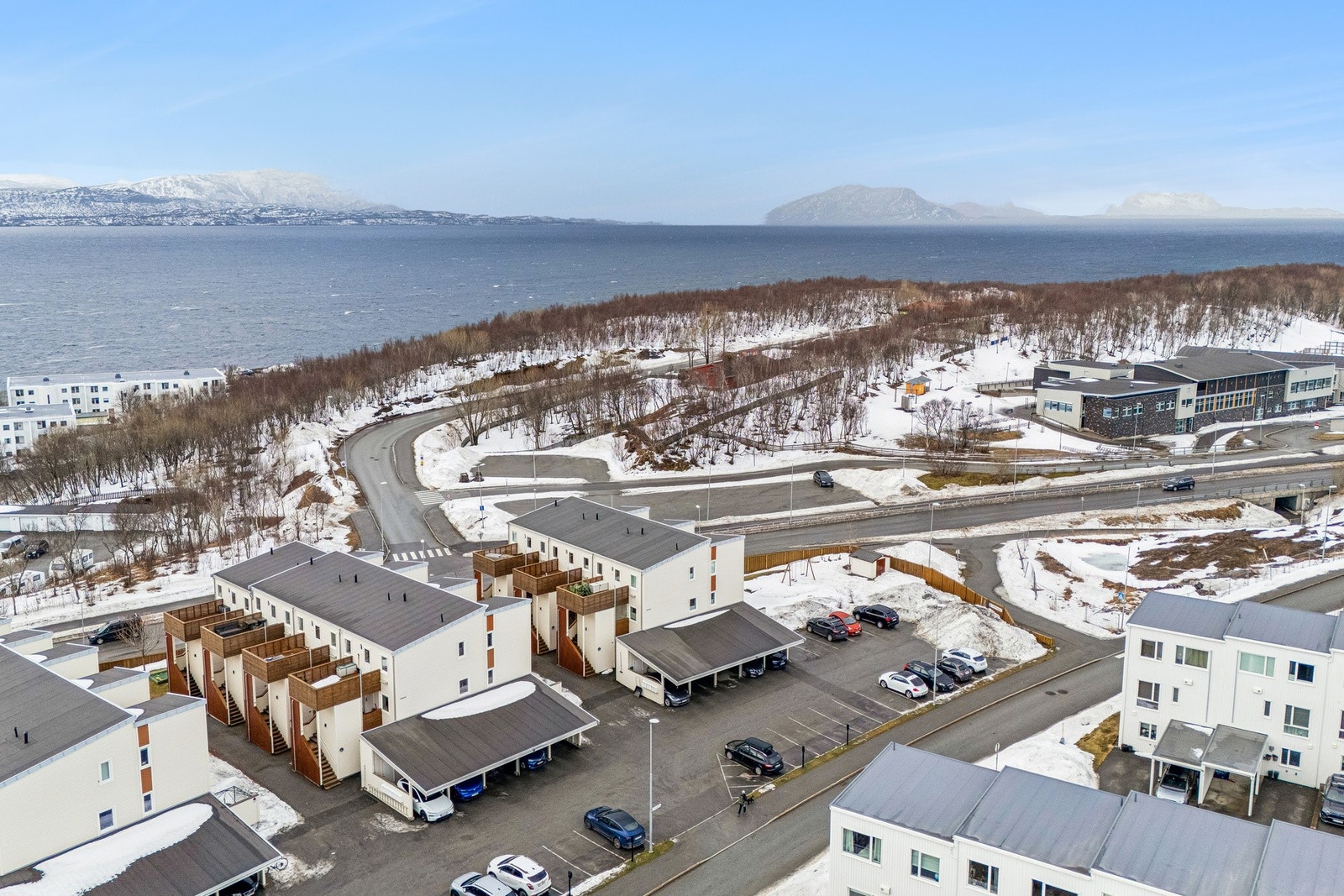 Fra eiendommen er det kort vei til flotte turområder - blant annet den nye Kyststien som strekker seg hele veien fra Bodøsjøen til Mørkvedbukta. Galleribilde