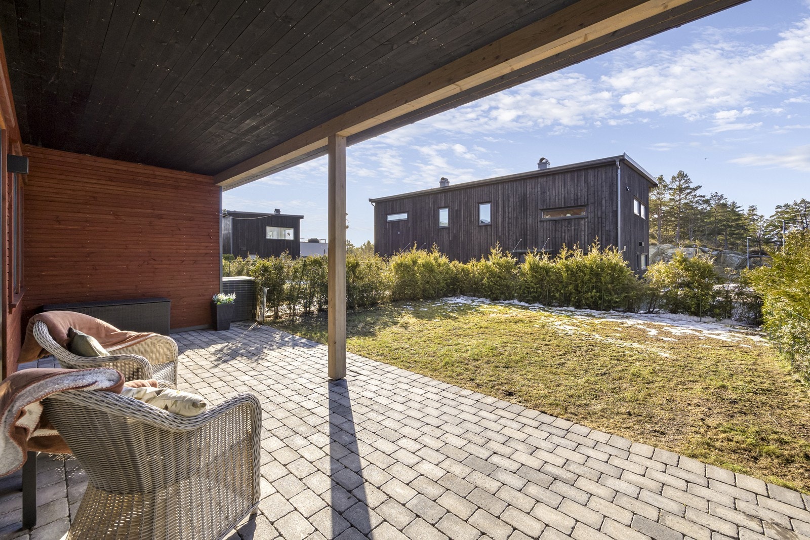 I tillegg til uteplass er det plen med hekk rundt. Galleribilde