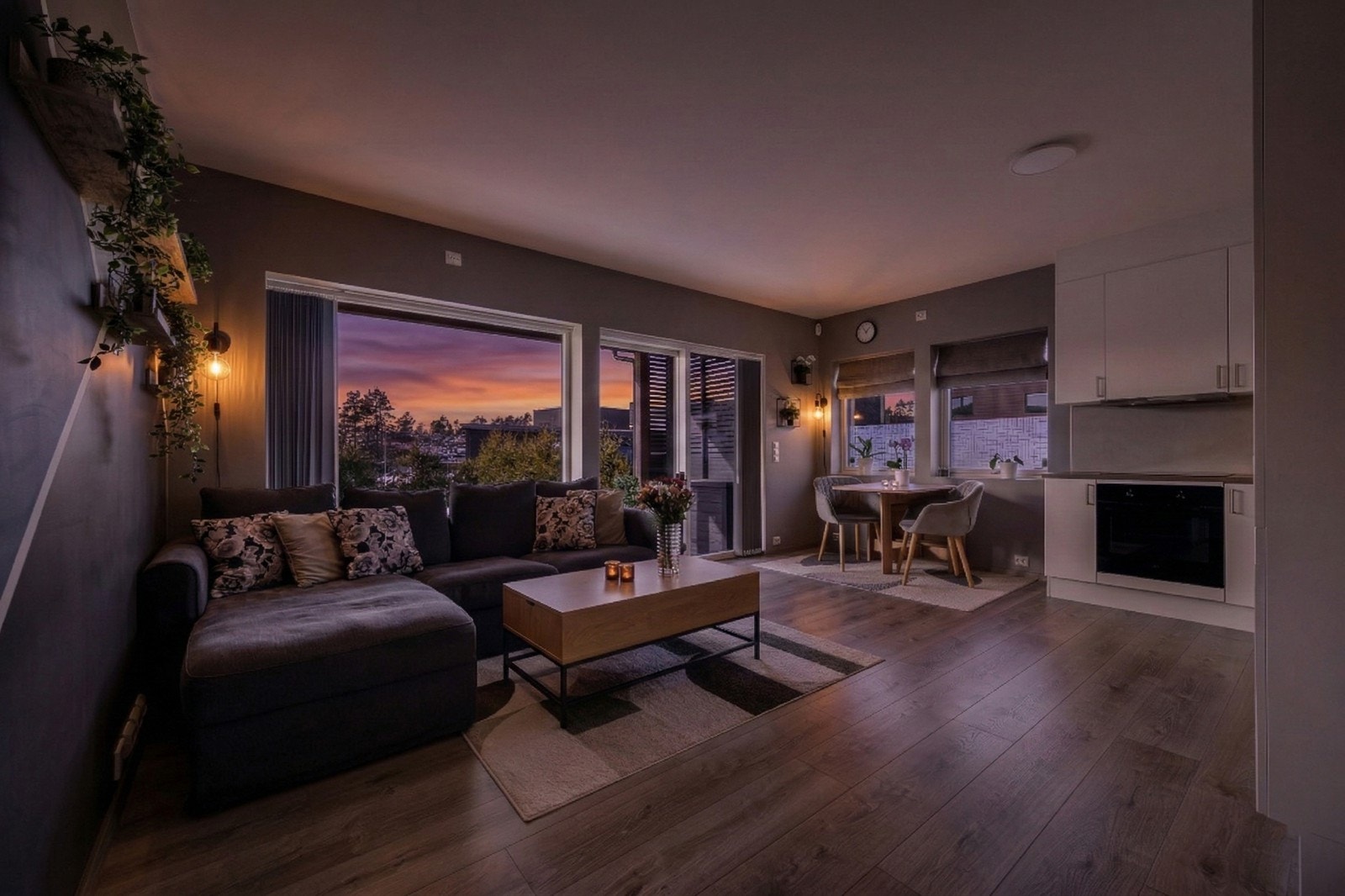 Nyere leilighet med gjennomgående god standard. Praktisk og behagelig med vannbåren varme i gulv. Galleribilde