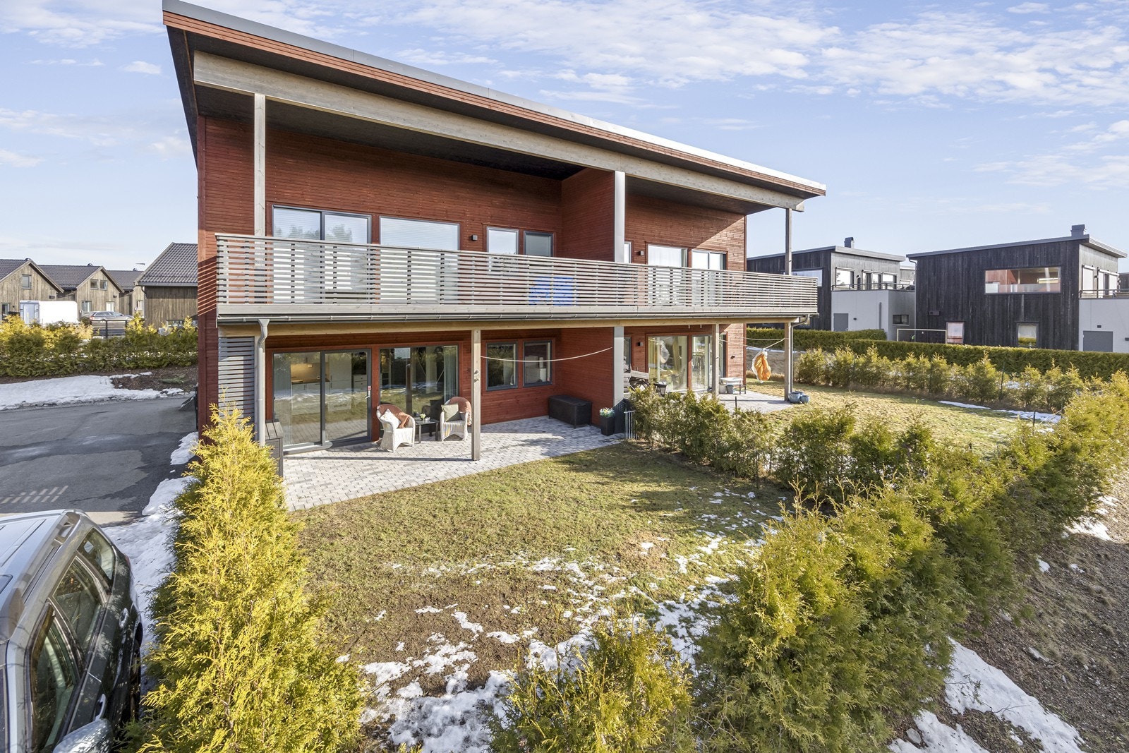 Stor uteplass og hage. Det er lov med dyr i sameiet. Galleribilde